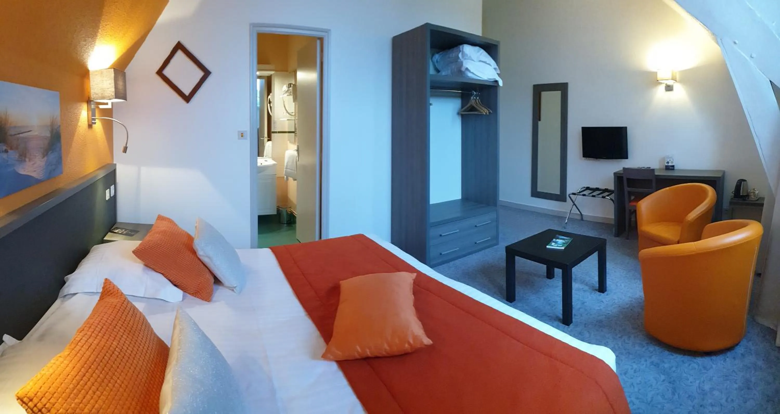 TV and multimedia, Bed in Hôtel Le Rohan Charme et Caractère