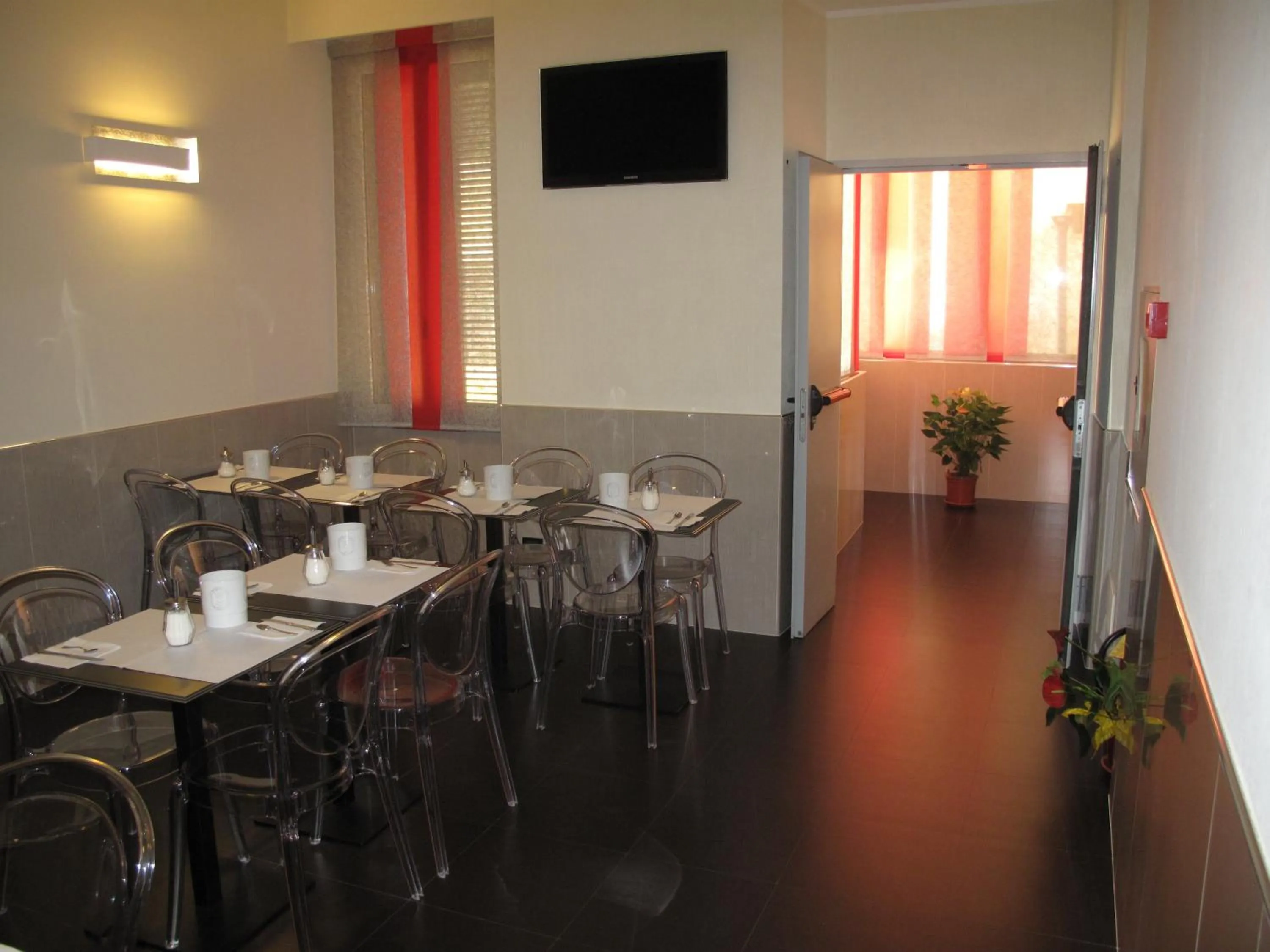 Restaurant/places to eat in Hotel Mariano