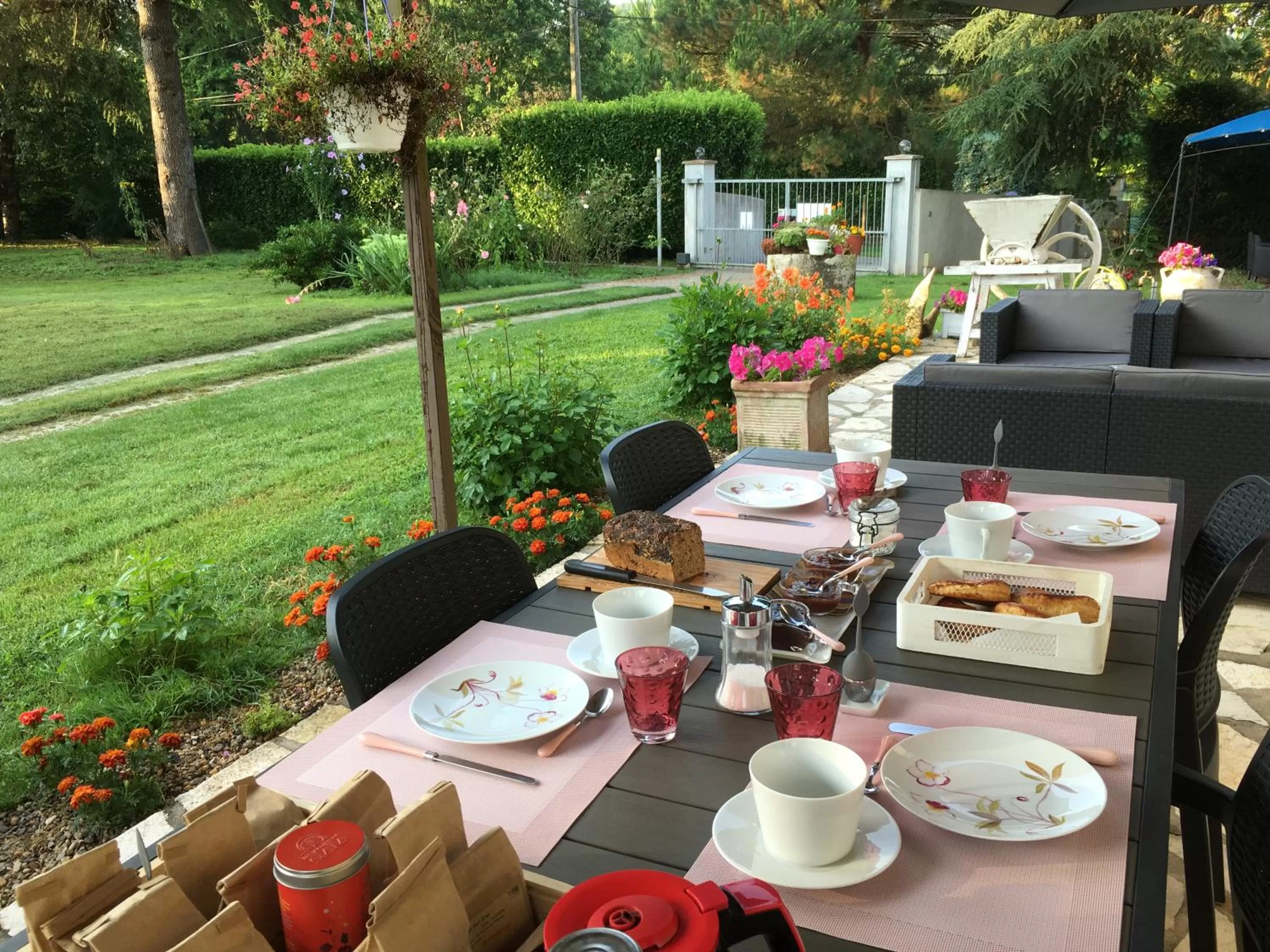 Patio, Restaurant/Places to Eat in Chambres d'hôtes de charme au REFUGE DU PEINTRE prés de St Emilion