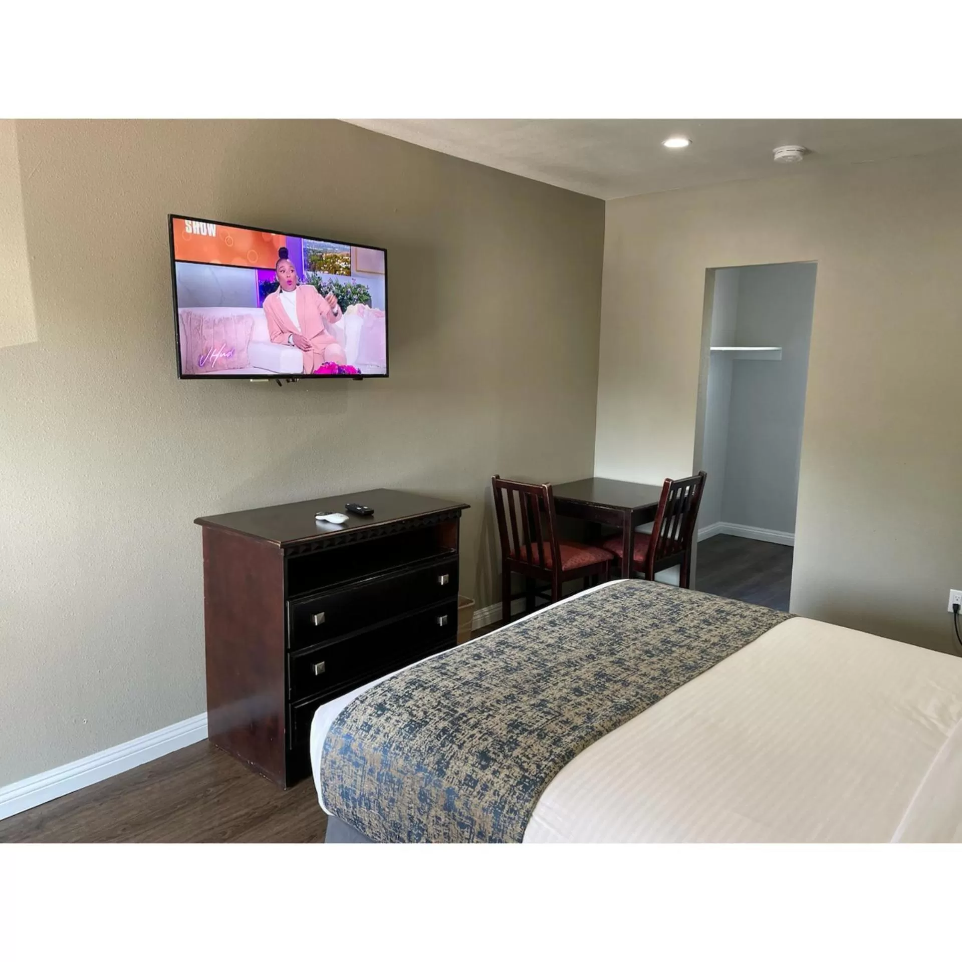 TV and multimedia, Bed in Oak Tree Inn