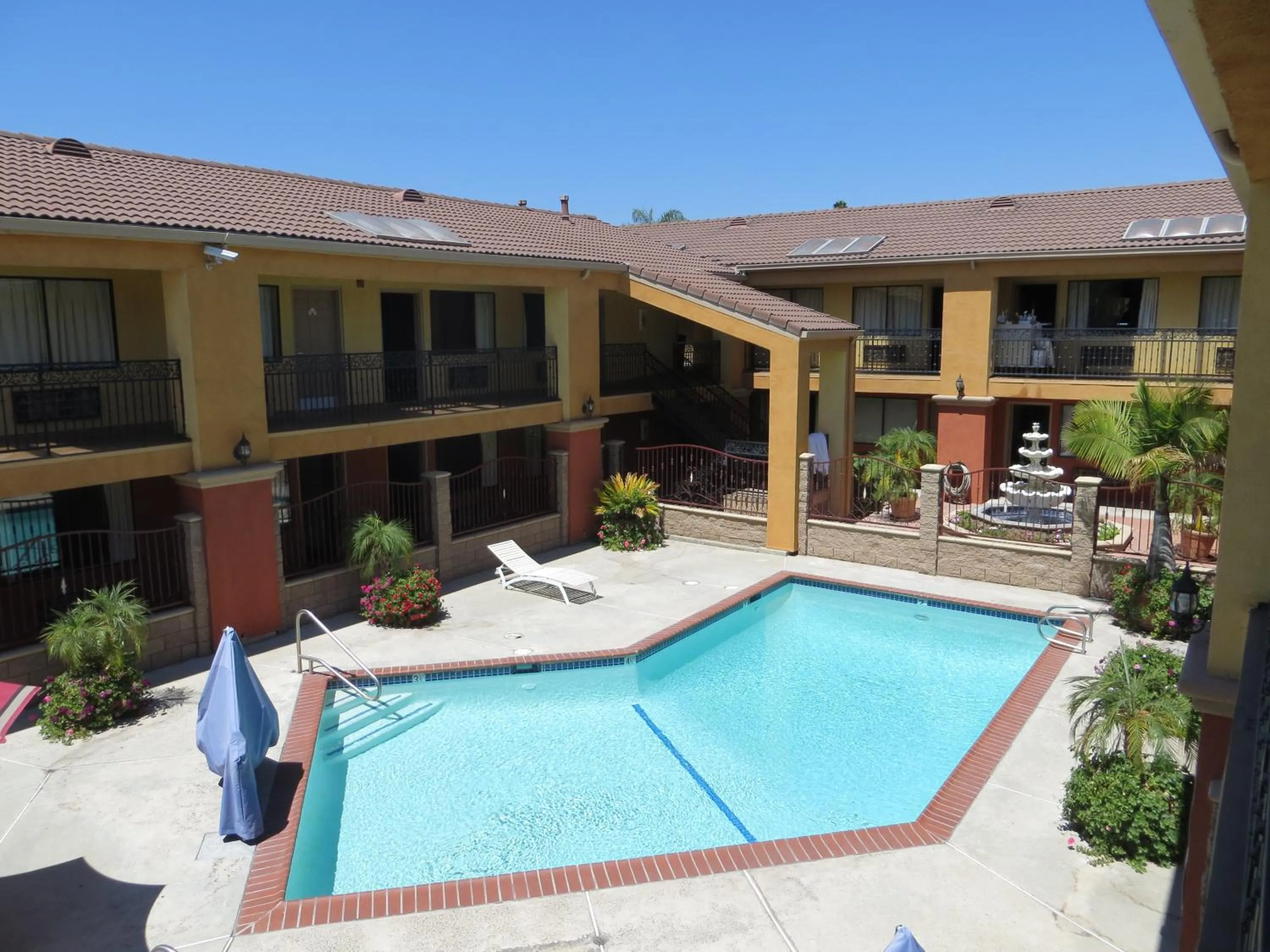 Swimming pool in Azusa Inn