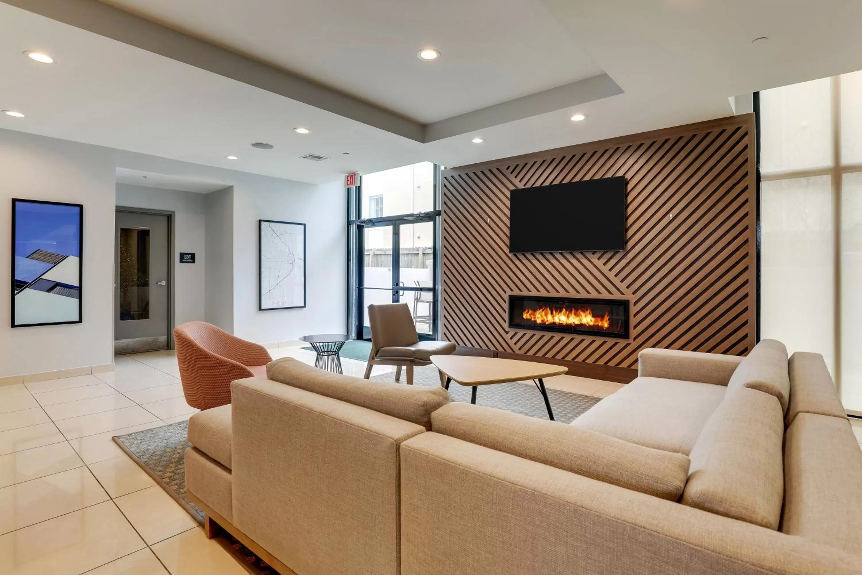 Communal lounge/ TV room in Holiday Inn Mobile Airport by IHG