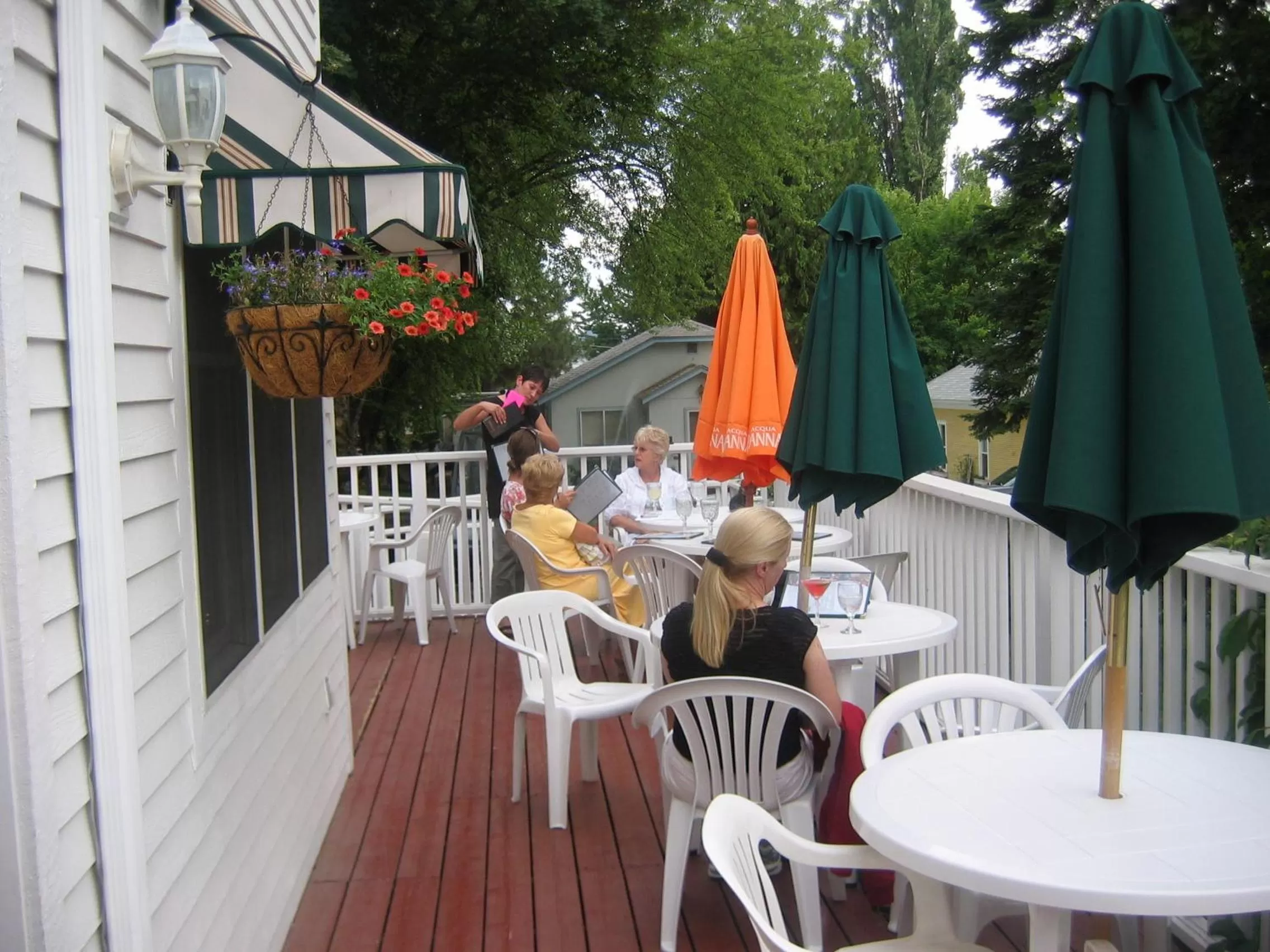 Facade/entrance in Greenbriar Inn