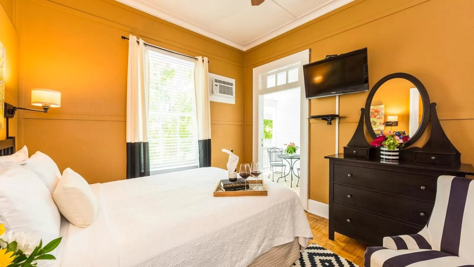 Photo of the whole room, Bed in Old Town Manor