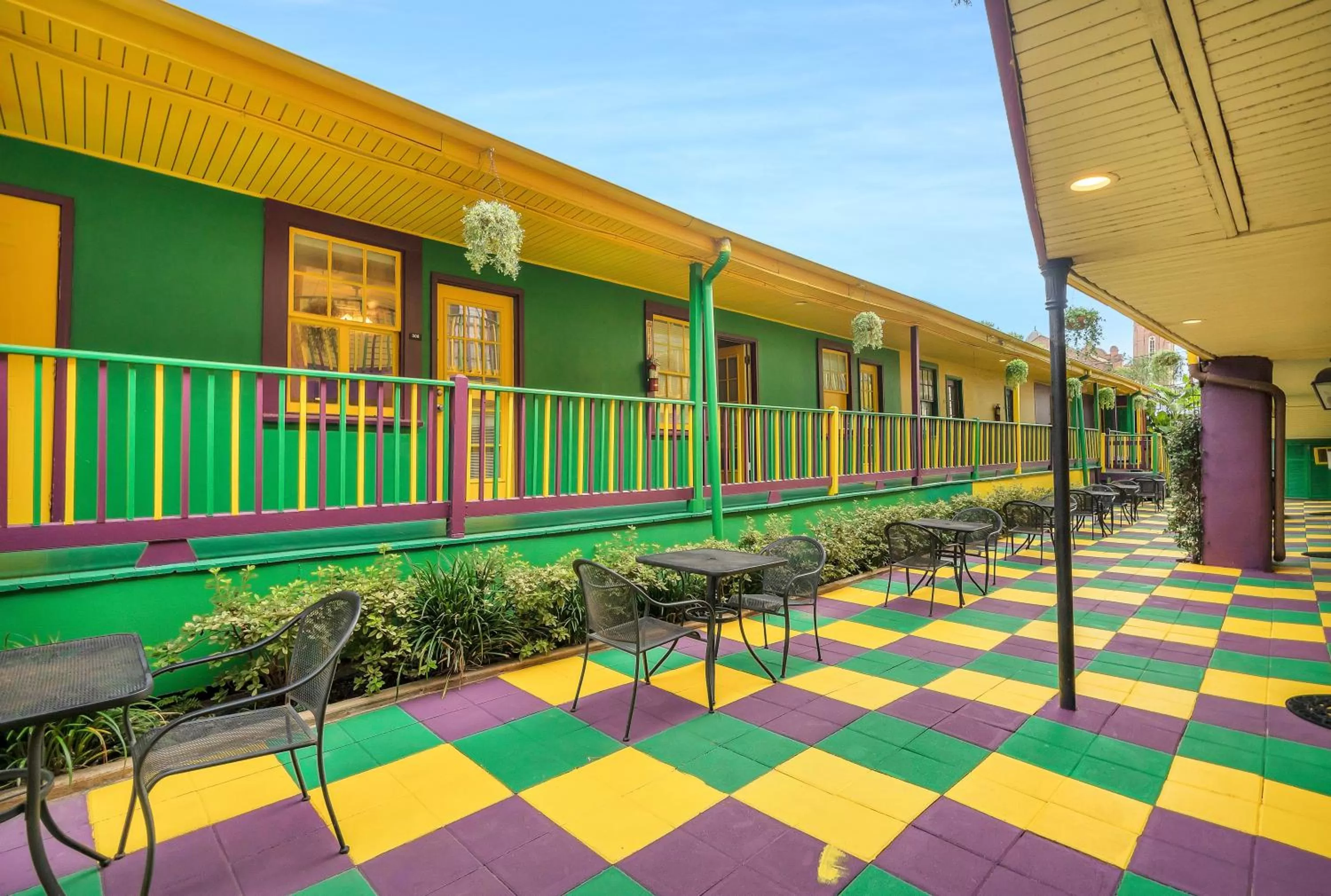 Inner courtyard view in Historic Mardi Gras Inn