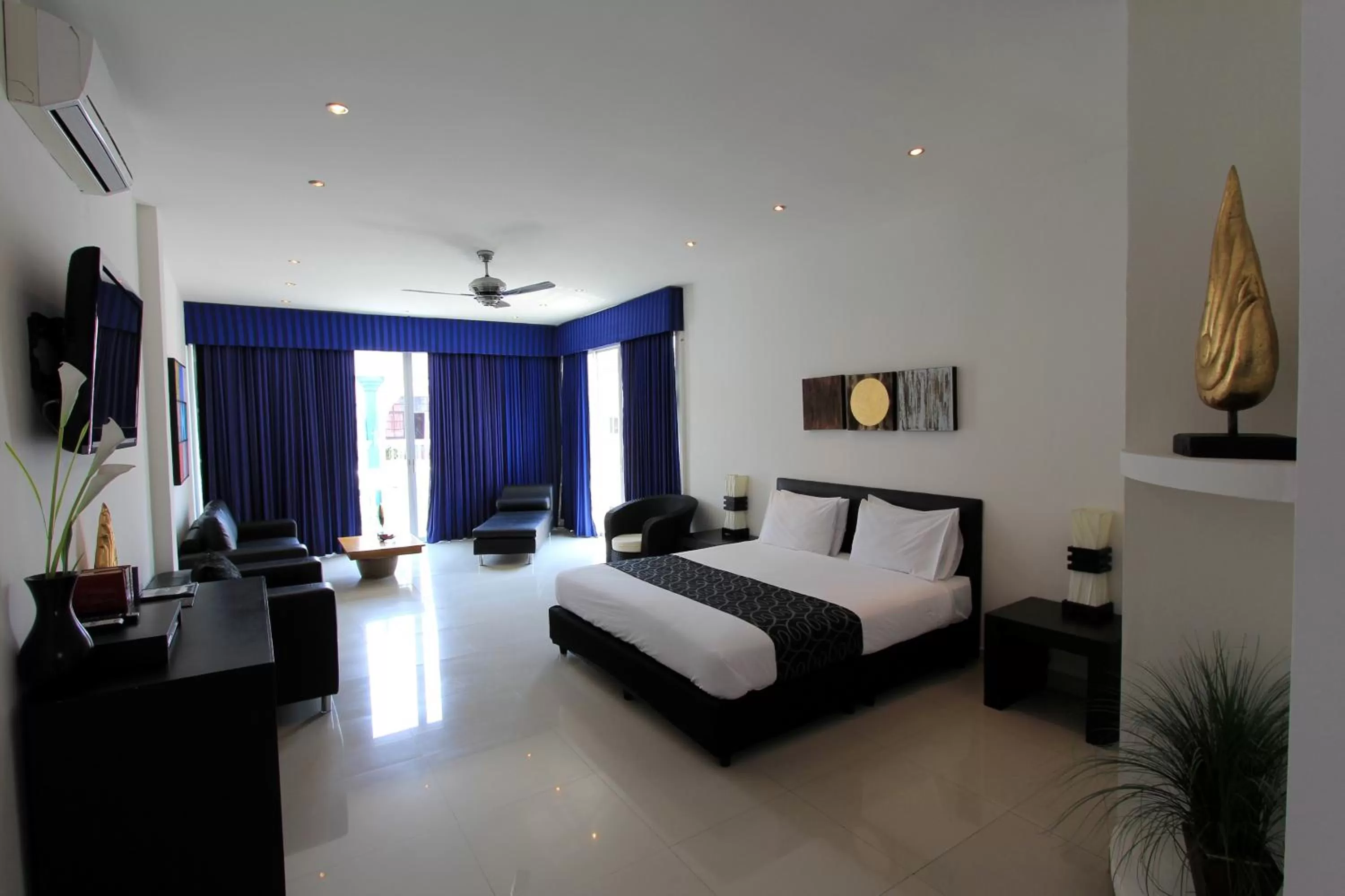 Photo of the whole room, Bed in East Suites