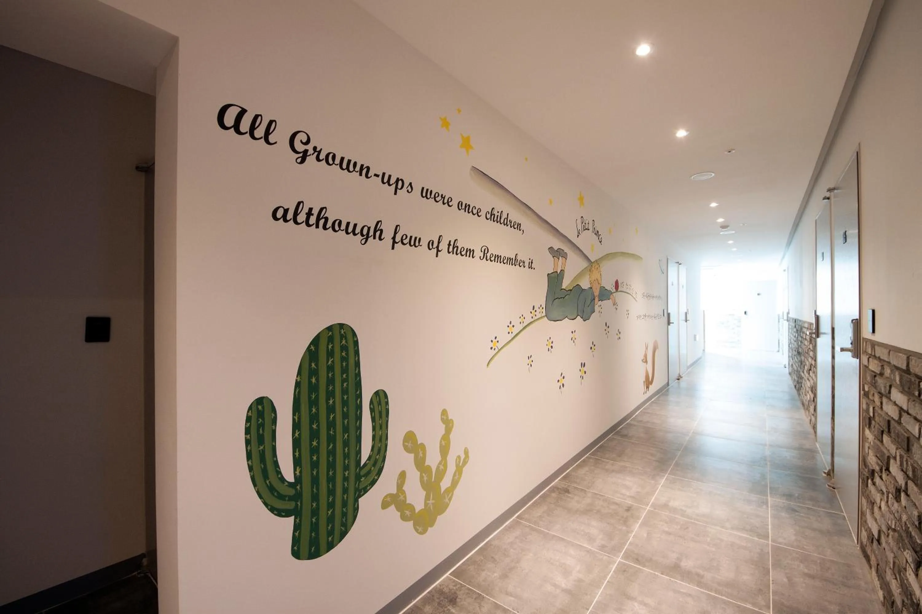 Decorative detail in K-Guesthouse Premium Nampo 1