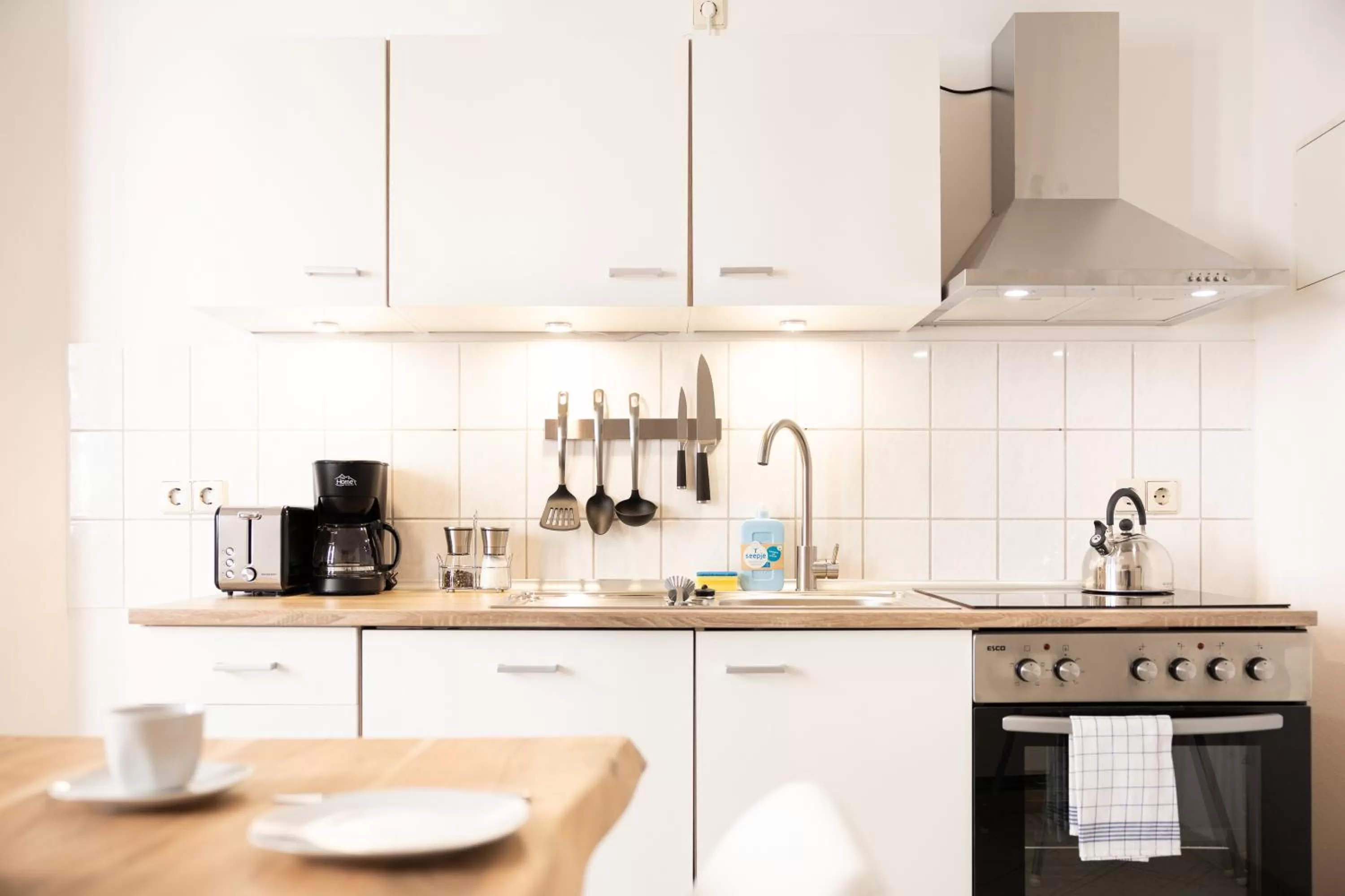 Kitchen or kitchenette, Kitchen/Kitchenette in Ko-Living Space an der Oper - Street Art Design Apartments