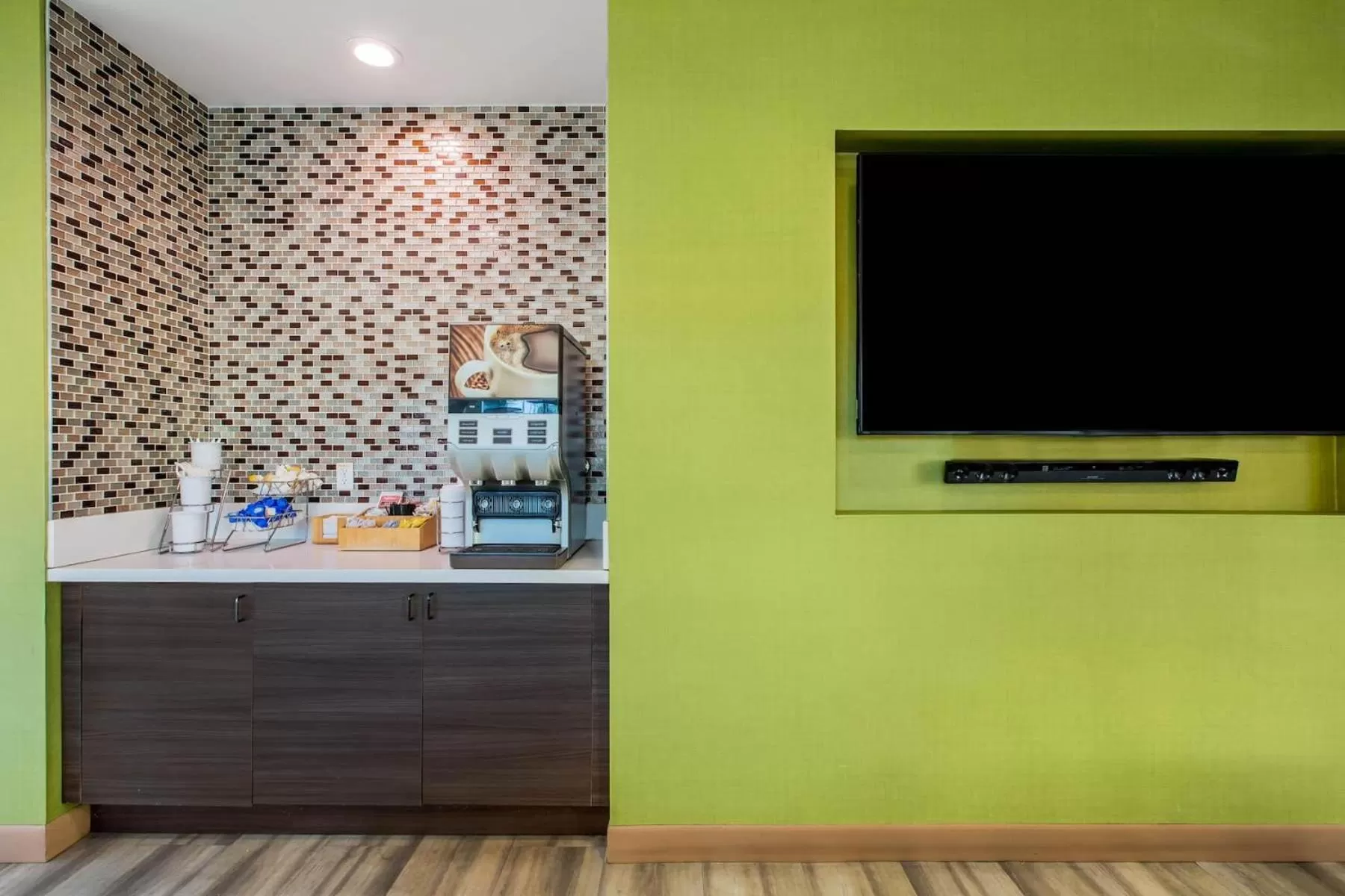 Communal lounge/ TV room in La Quinta by Wyndham Pomona