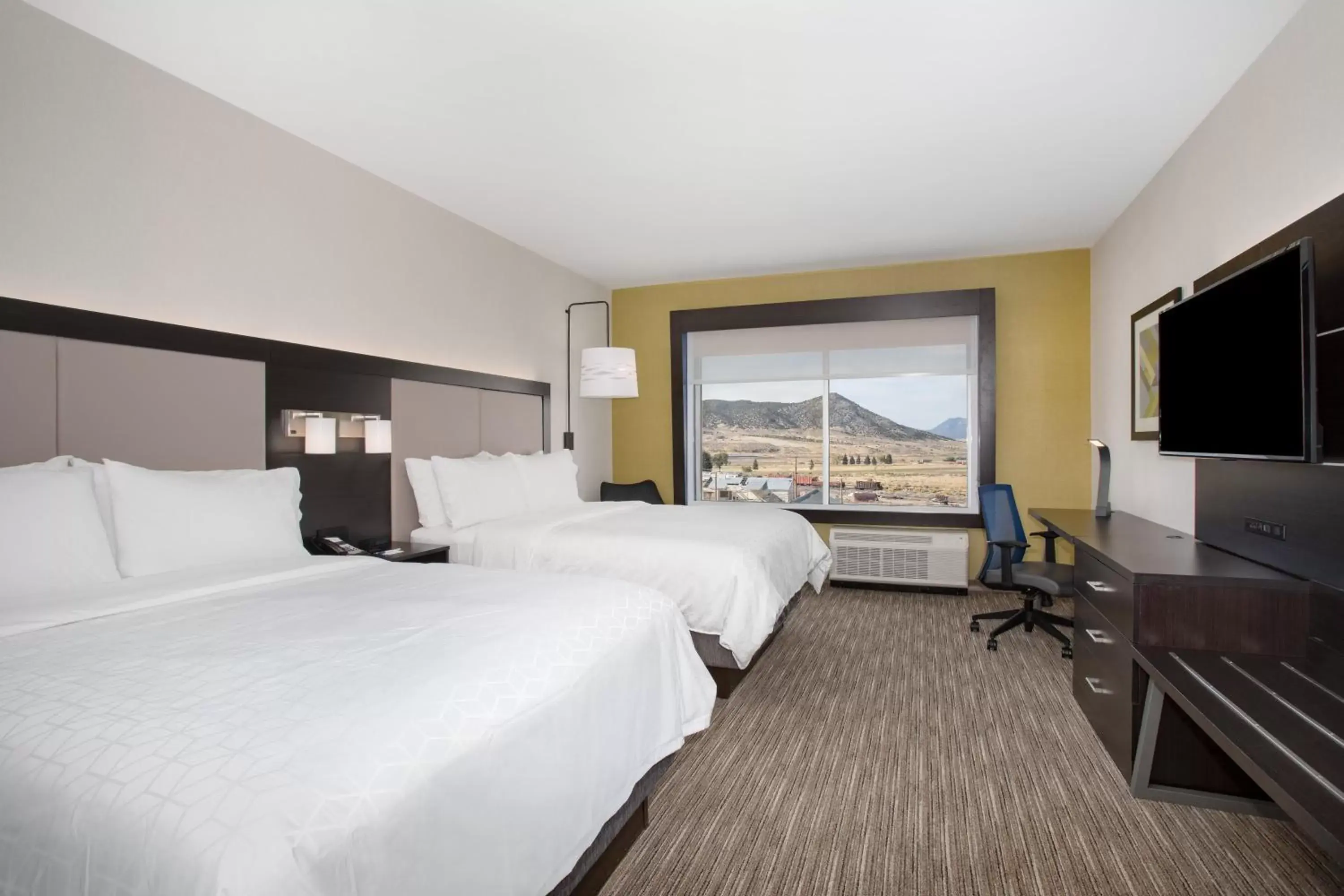 Twin Room with Mobility Accessible Tub - Non-Smoking in Holiday Inn Express & Suites - Ely by IHG Twin Room with Mobility Accessible Tub - Non-Smoking in Holiday Inn Express & Suites - Ely by IHG