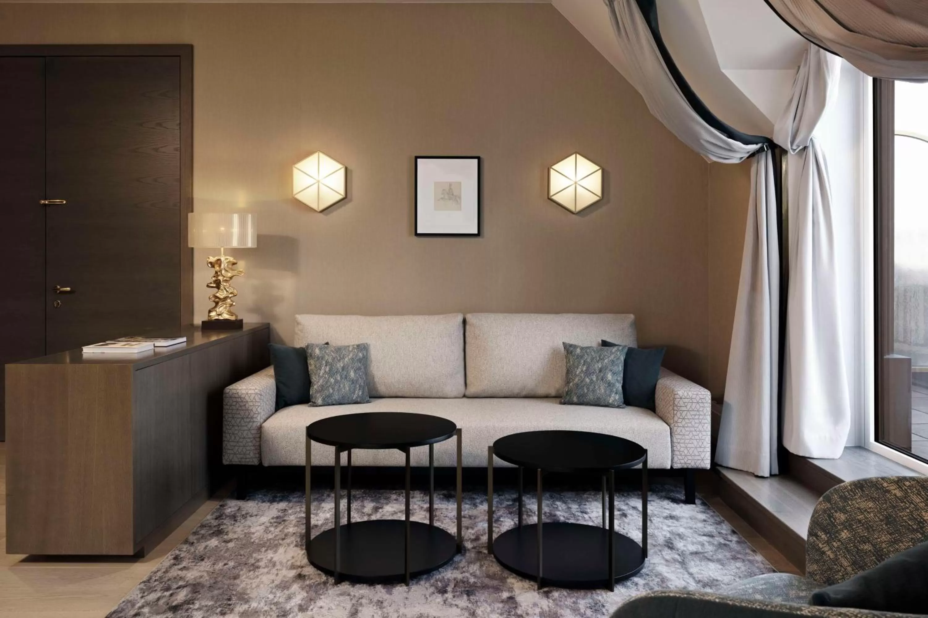 Living room in Hilton Vienna Plaza