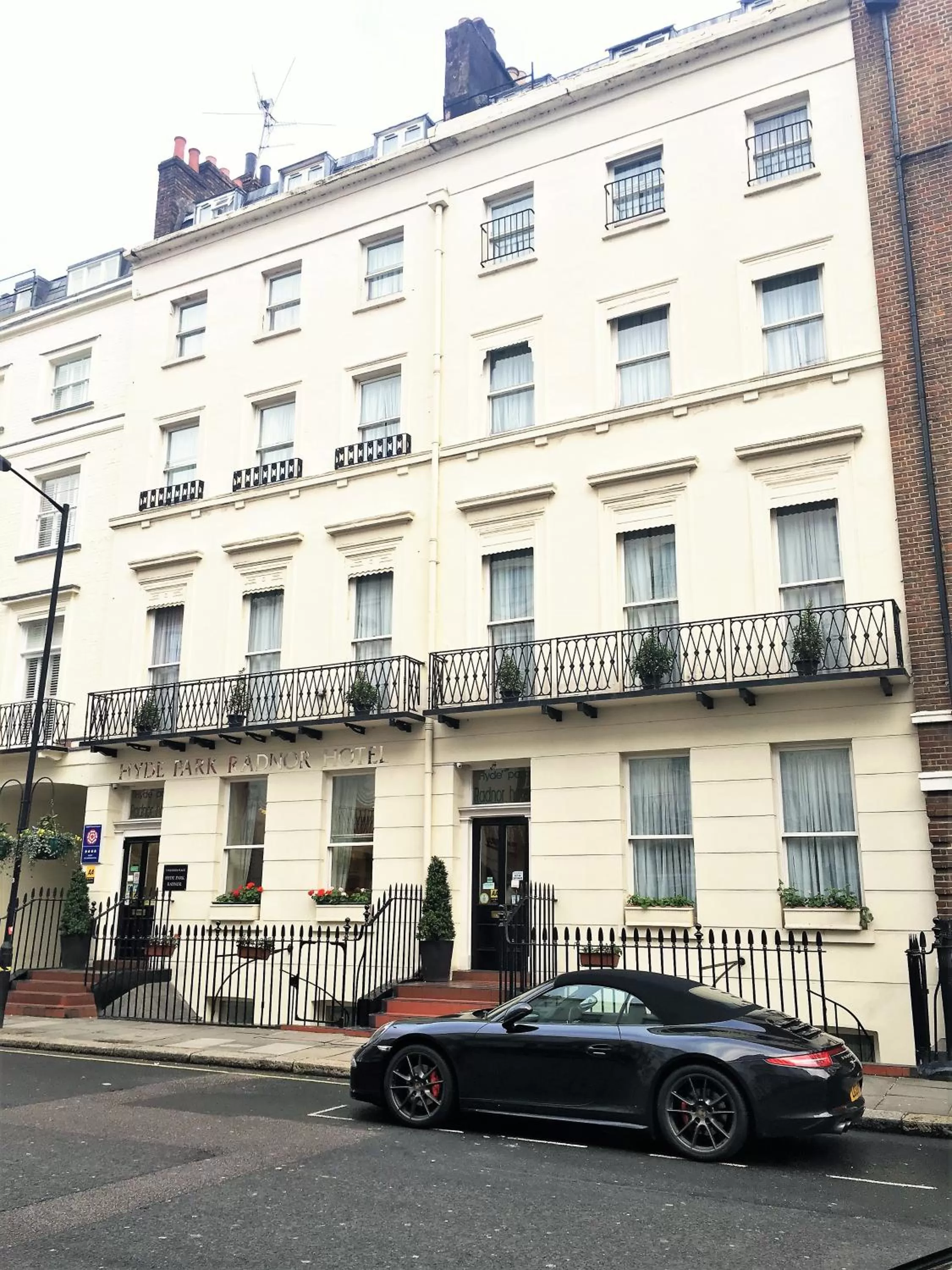 Property building in Hyde Park Radnor Hotel B&B