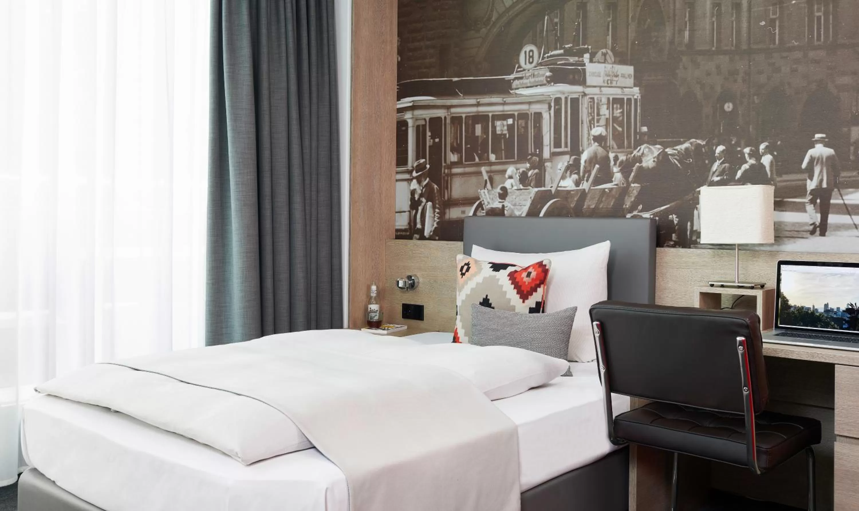 Photo of the whole room, Bed in Living Hotel Frankfurt