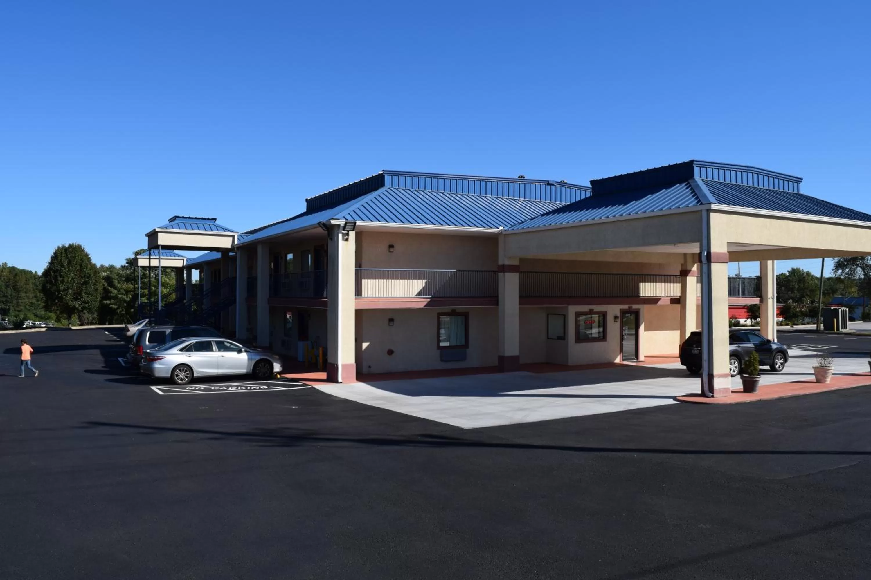 Property building in Royal Inn & Suites