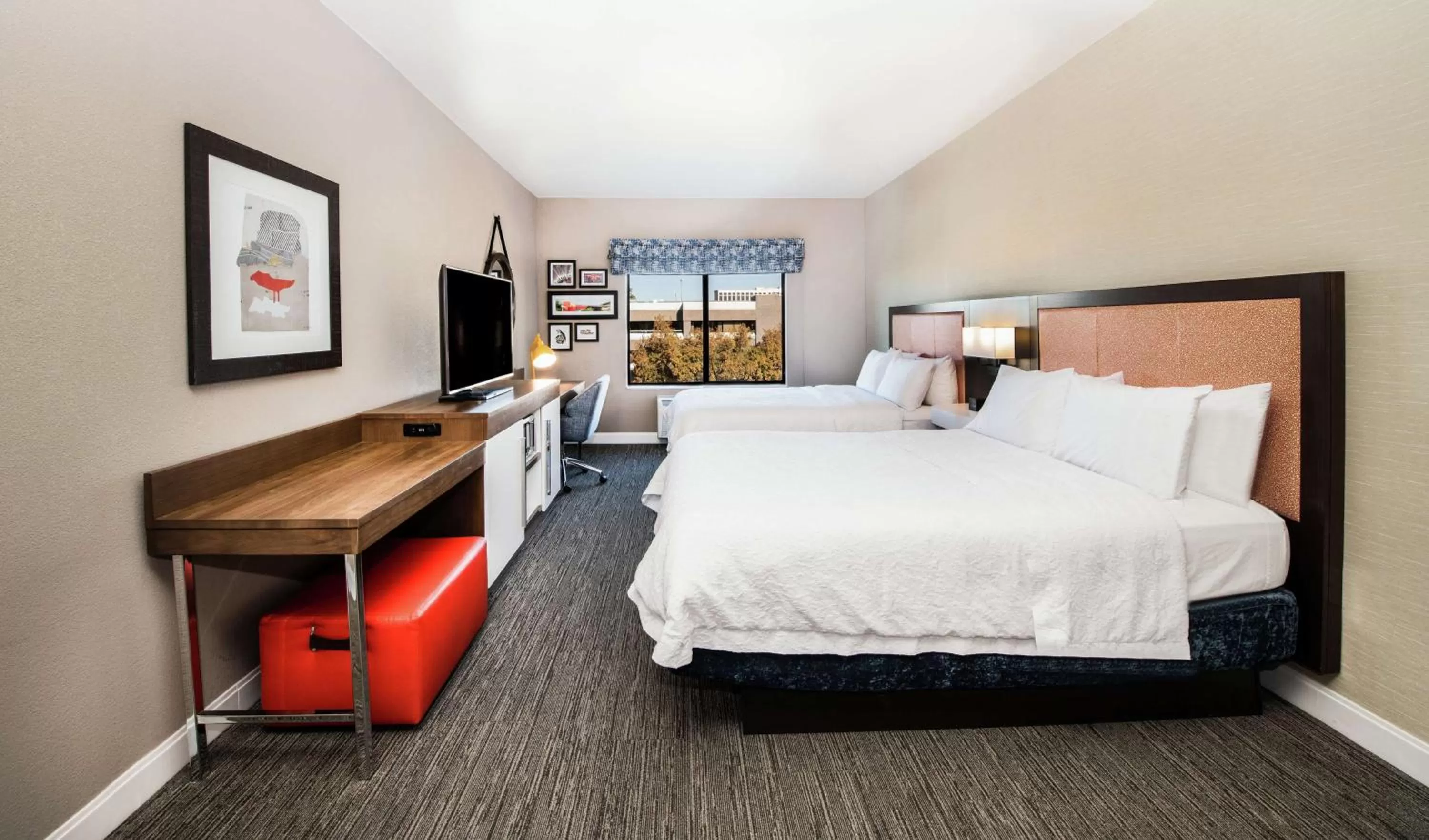 Bedroom, Bed in Hampton Inn Phoenix Airport North