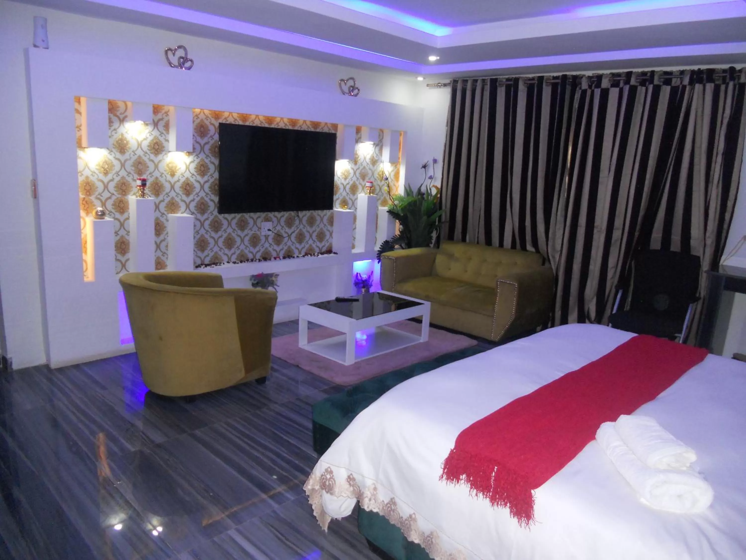 Seating area, Bed in Gold Crown International Hotel Johannesburg