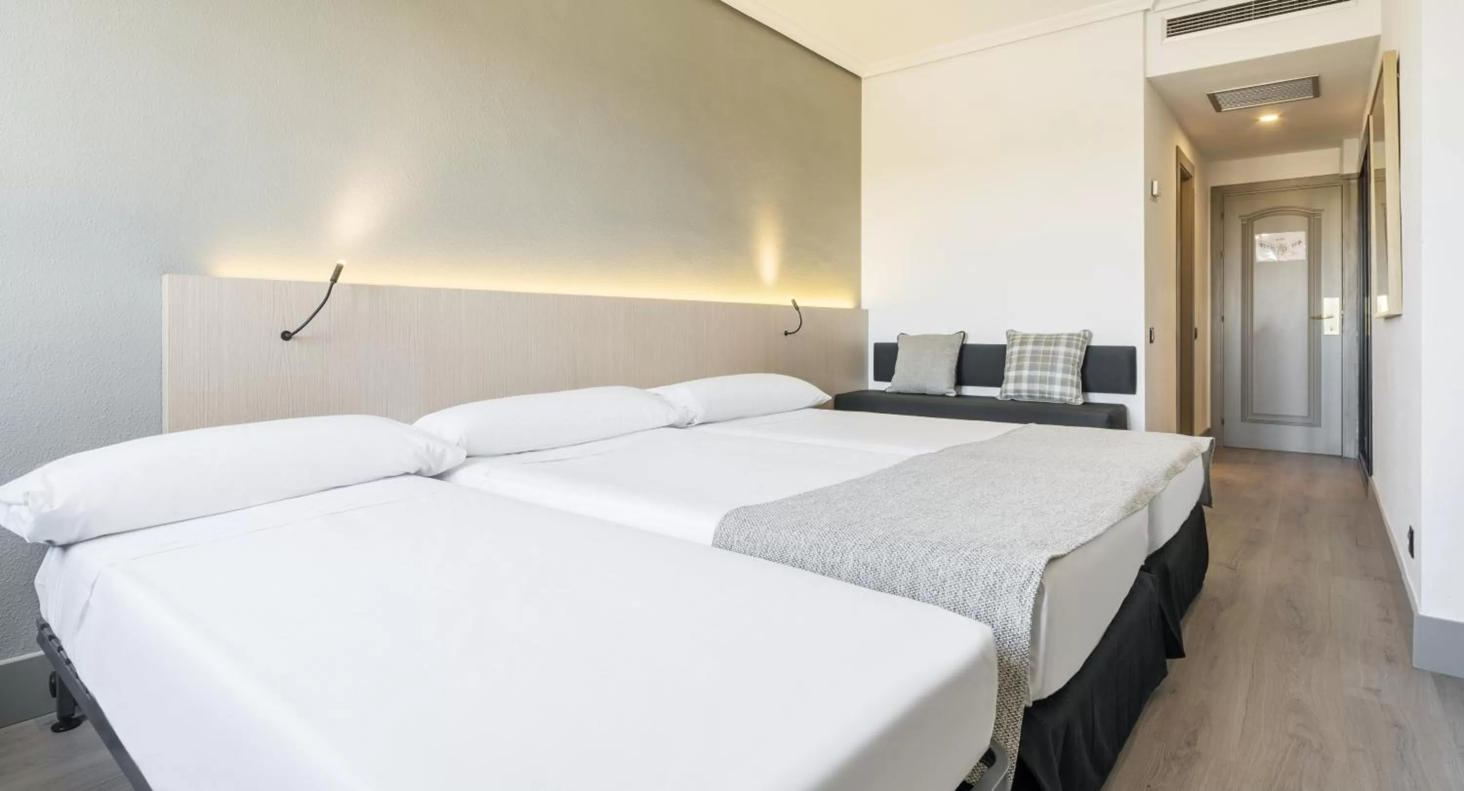 Photo of the whole room, Bed in Hotel Ilunion Las Lomas