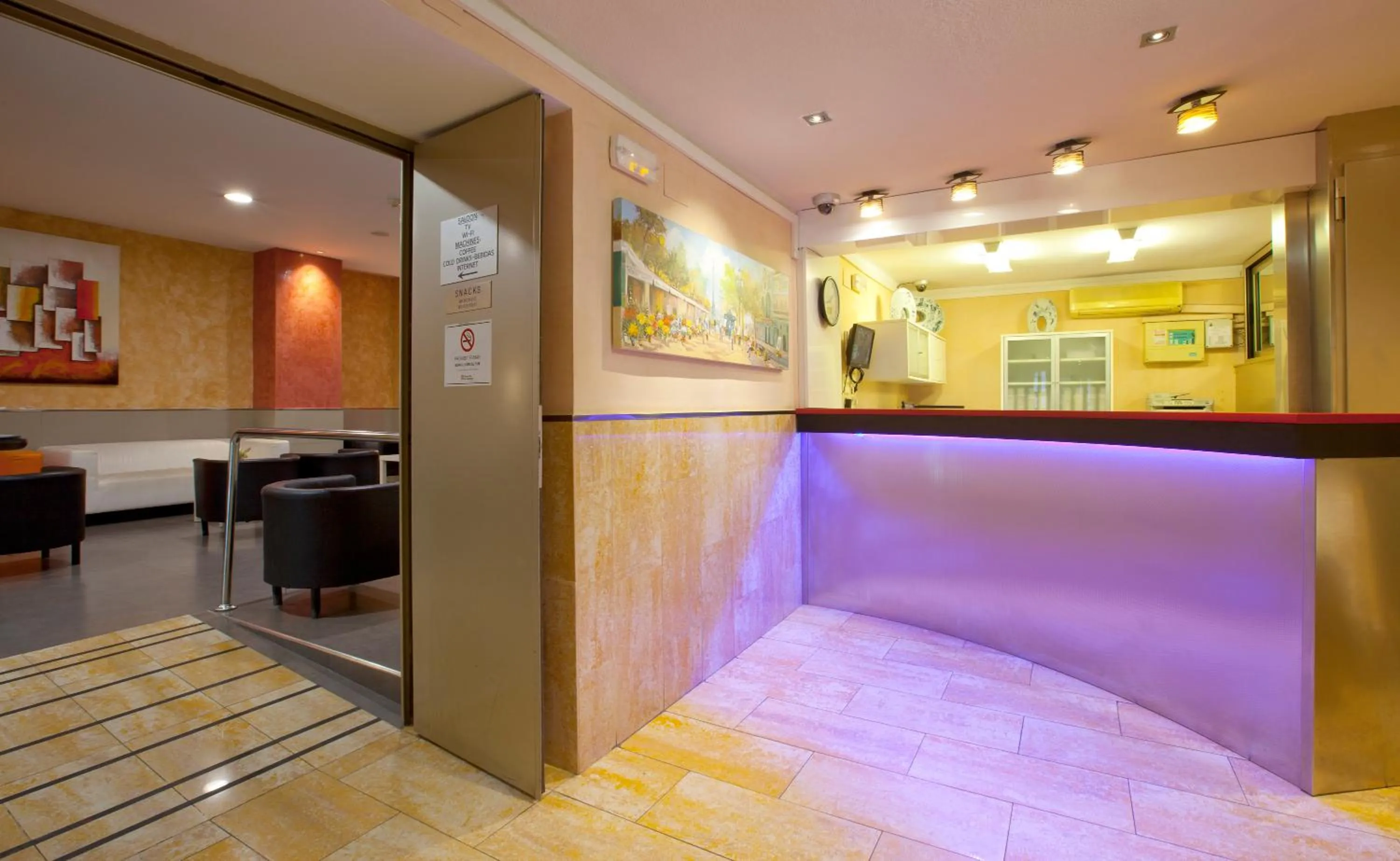 Lobby or reception, Bed in Hostal Barcelona