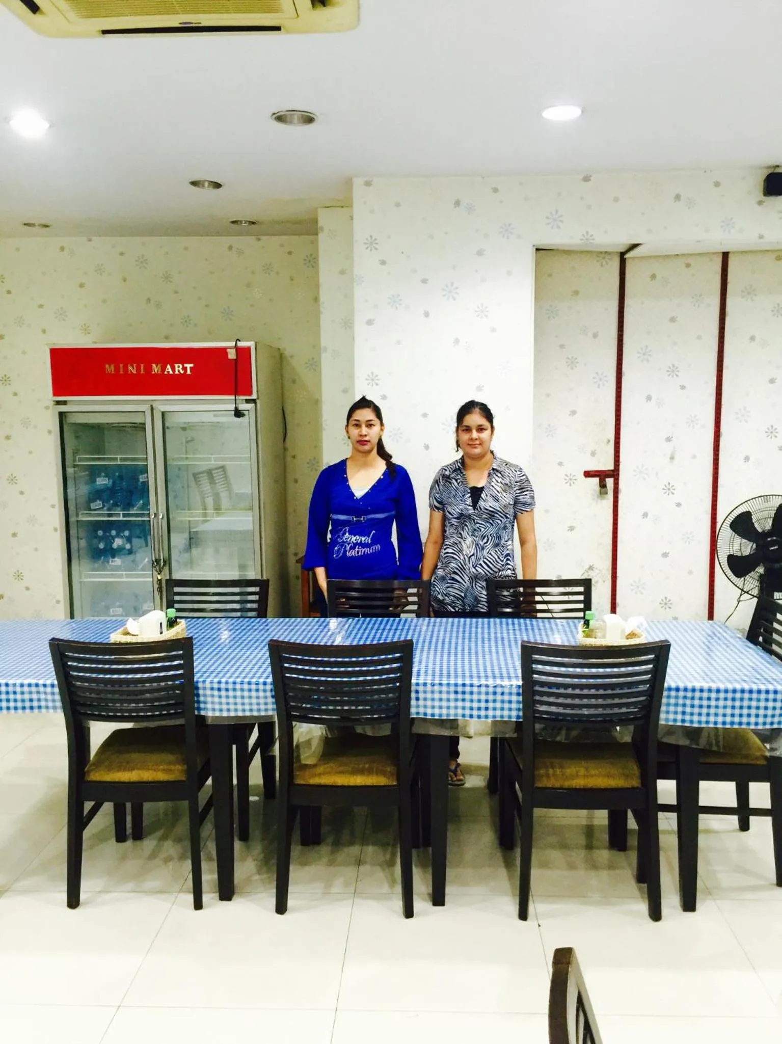 Restaurant/places to eat in Mall Suites Hotel