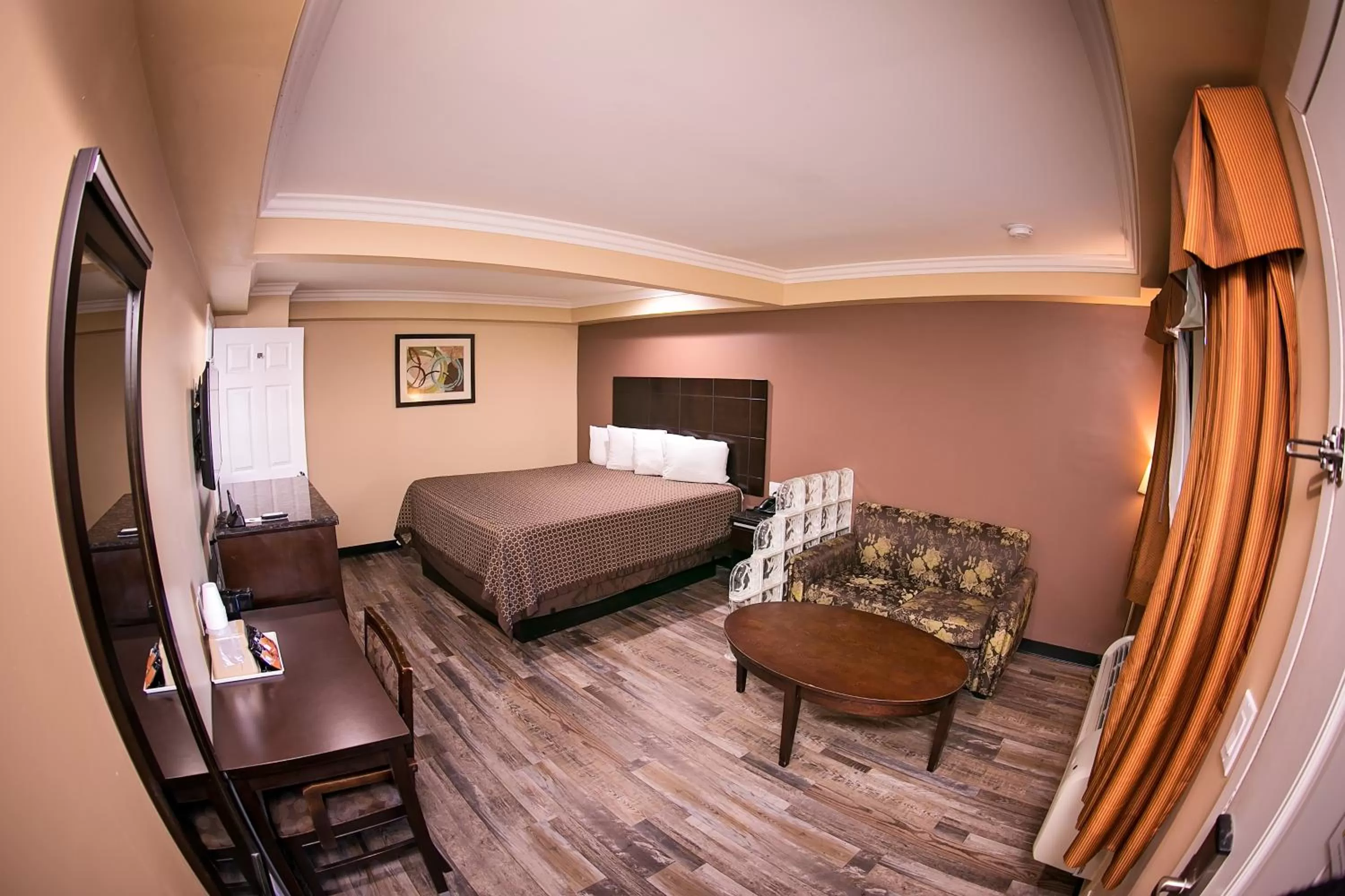 Photo of the whole room, Bed in Rodeway Inn & Suites Bellflower