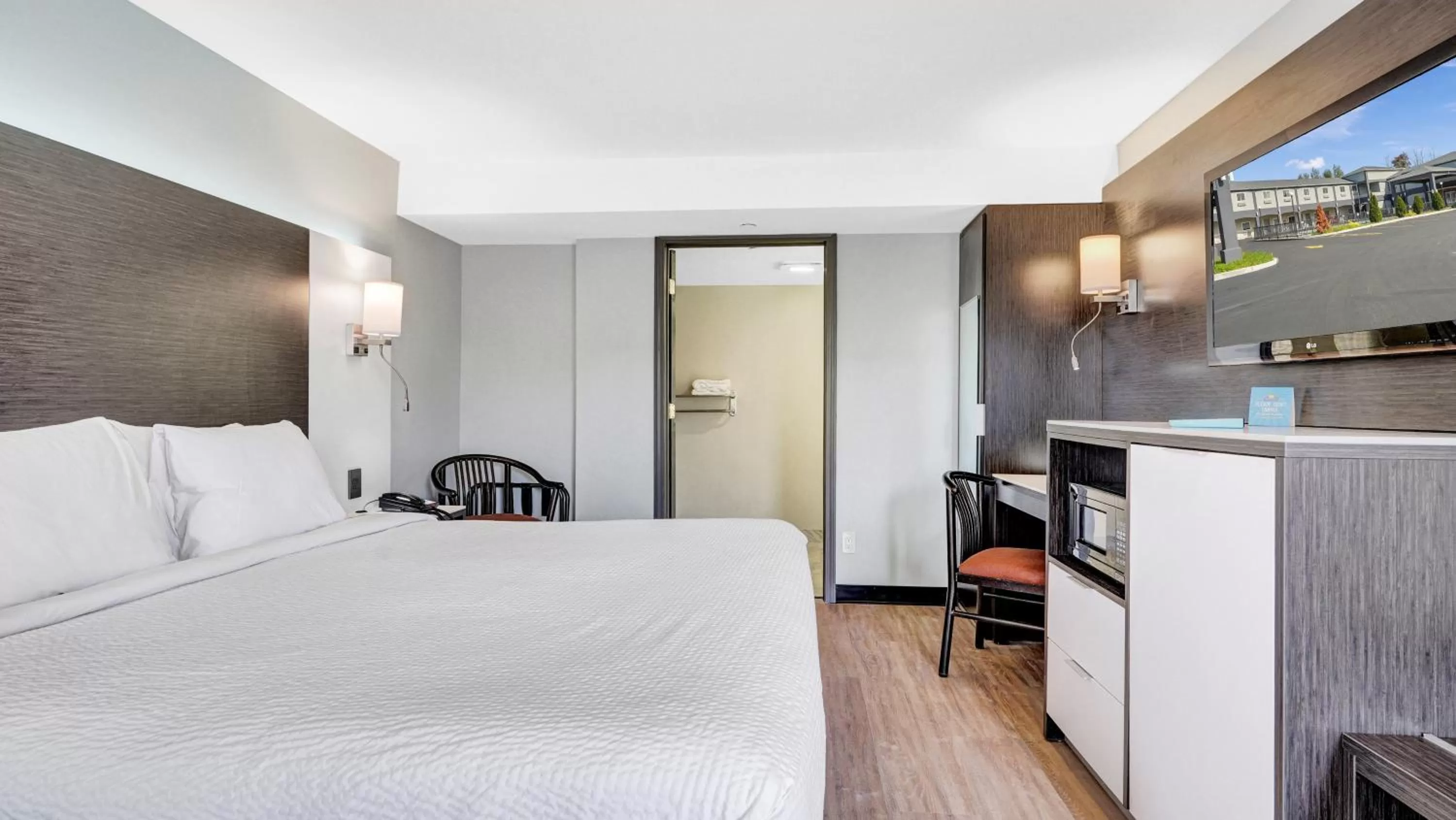 Bed in Days Inn & Suites by Wyndham Niagara Falls/Buffalo