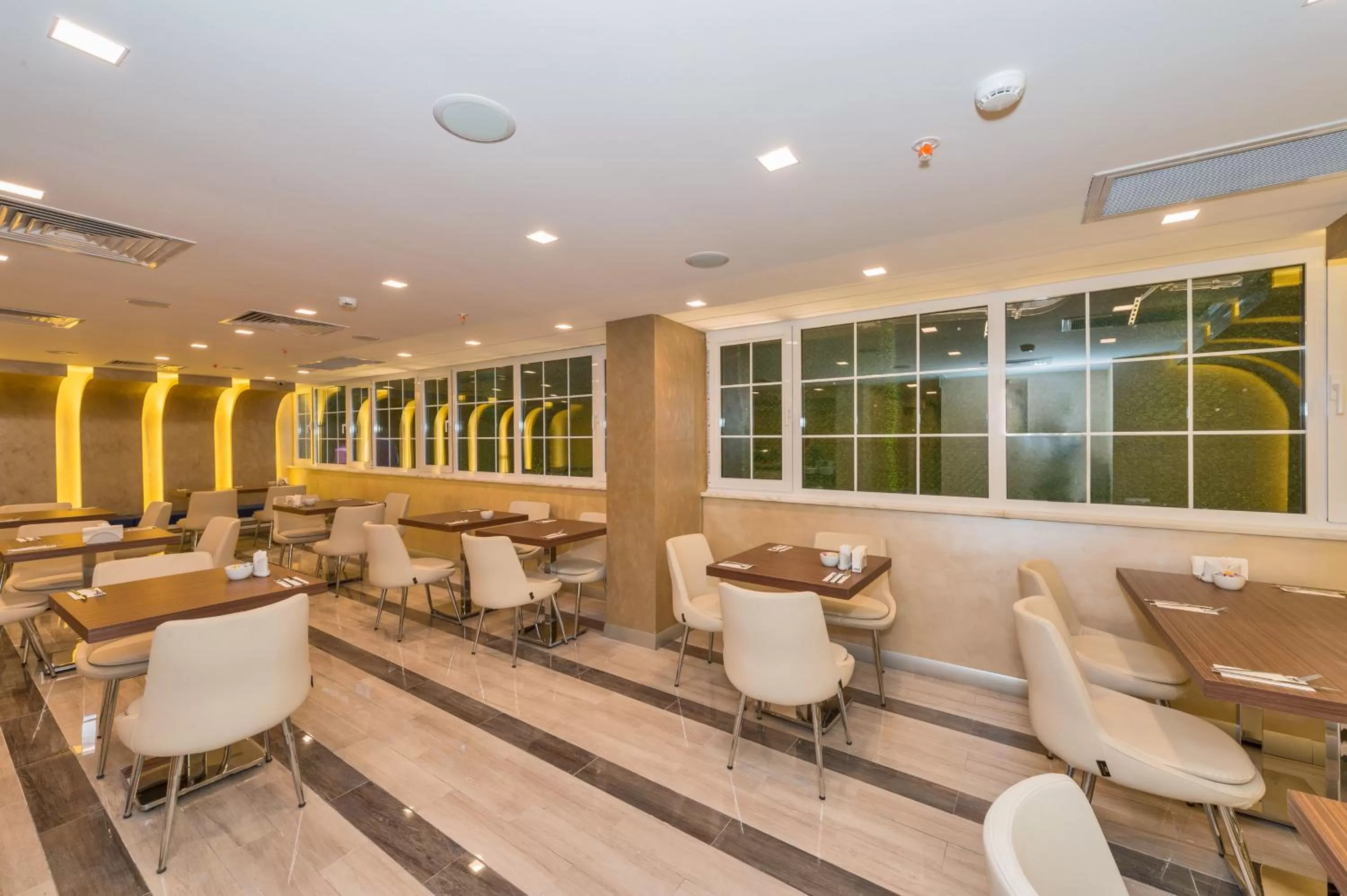 Restaurant/places to eat in Inntel Hotel Istanbul