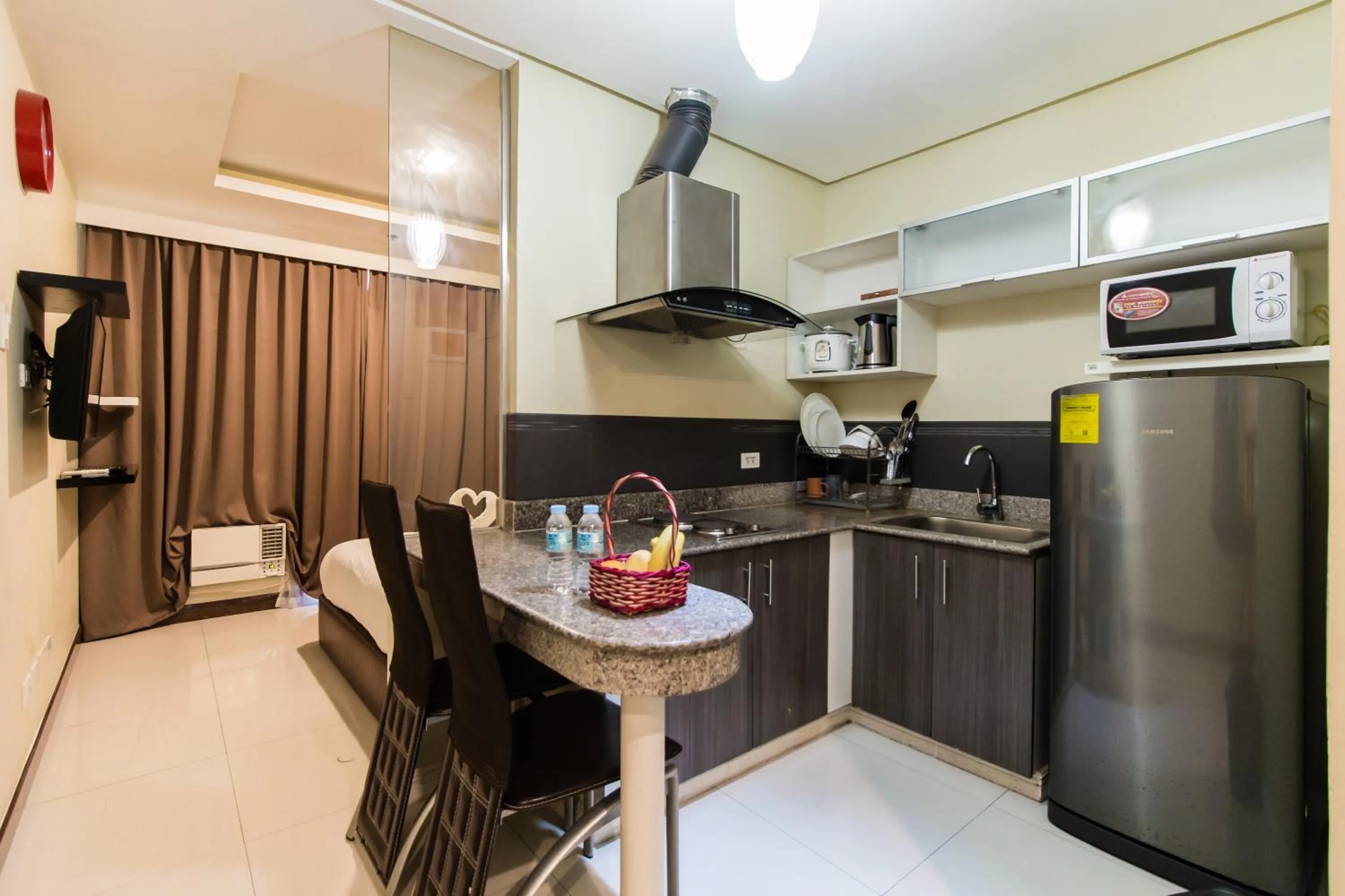 Kitchen or kitchenette, Kitchen/Kitchenette in Jmm Apartment Suites