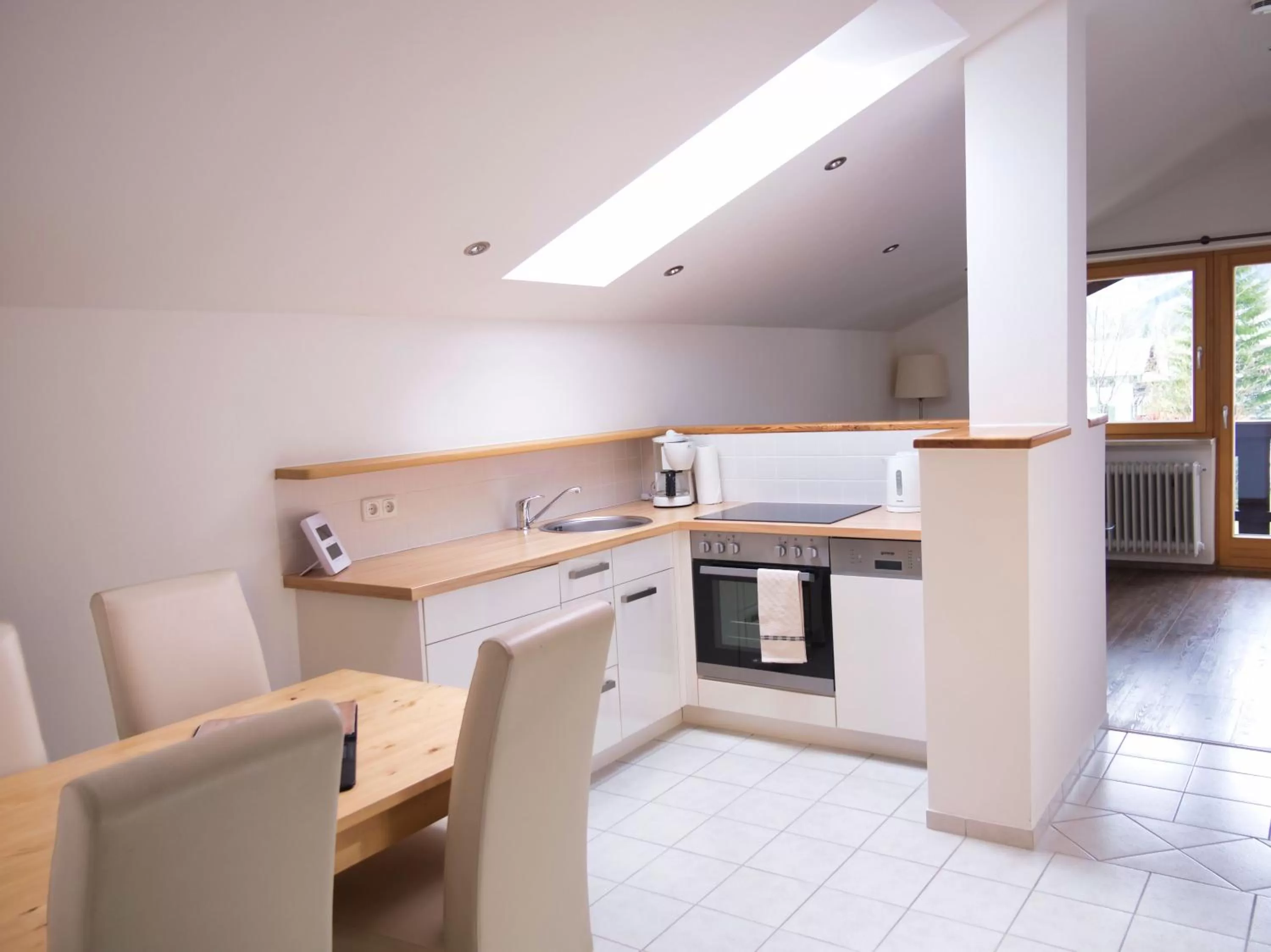 Living room, Kitchen/Kitchenette in Hotel Garni Landhaus Sonnenstern