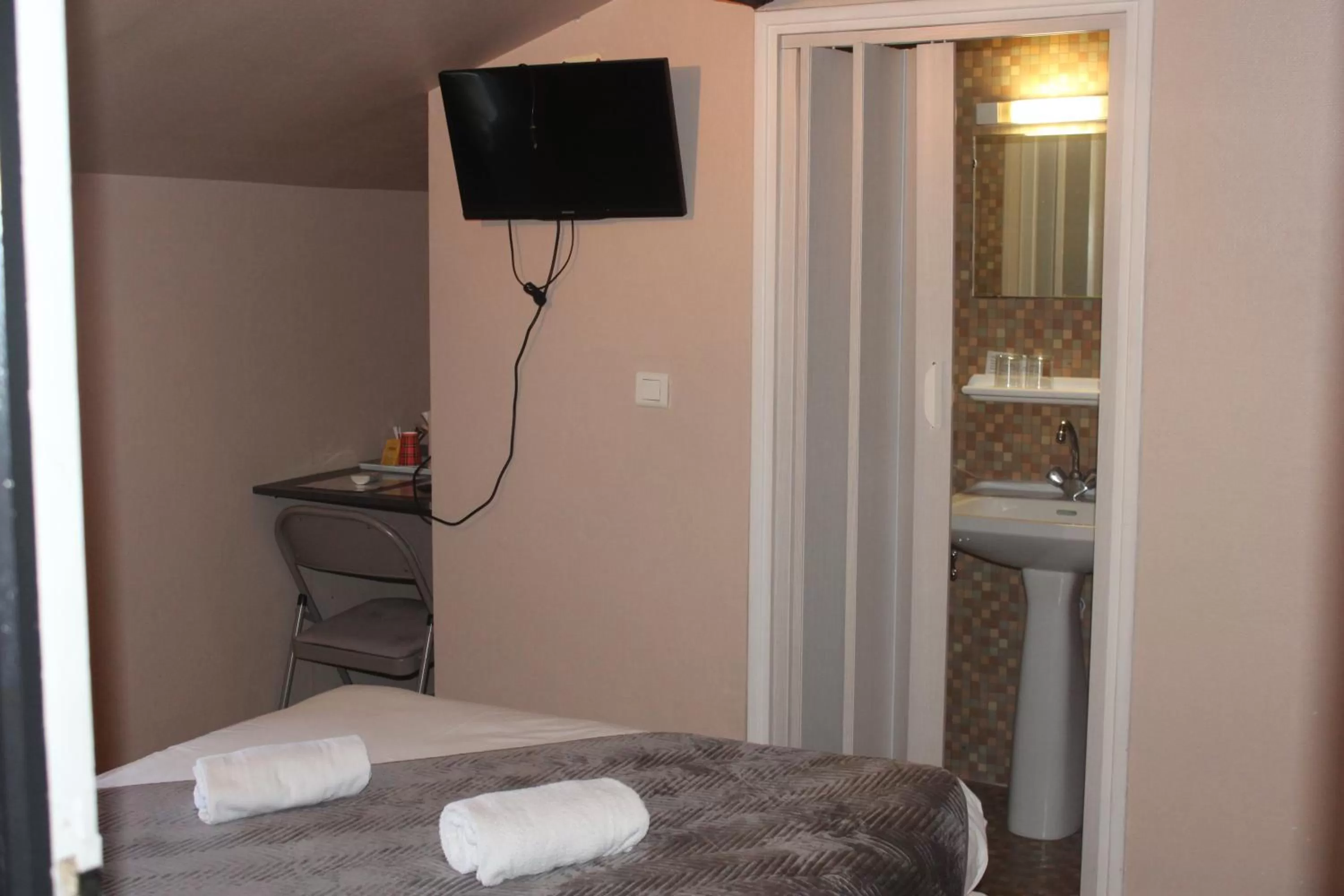 Shower, Bed in Hotel Le Rochegude