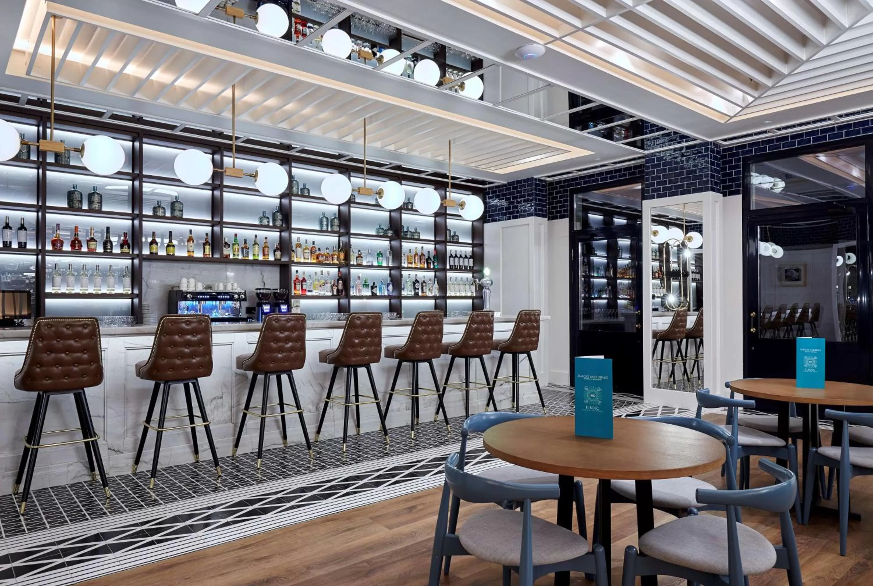 Lounge or bar in Radisson Blu 1882 Hotel, Barcelona Sagrada Familia