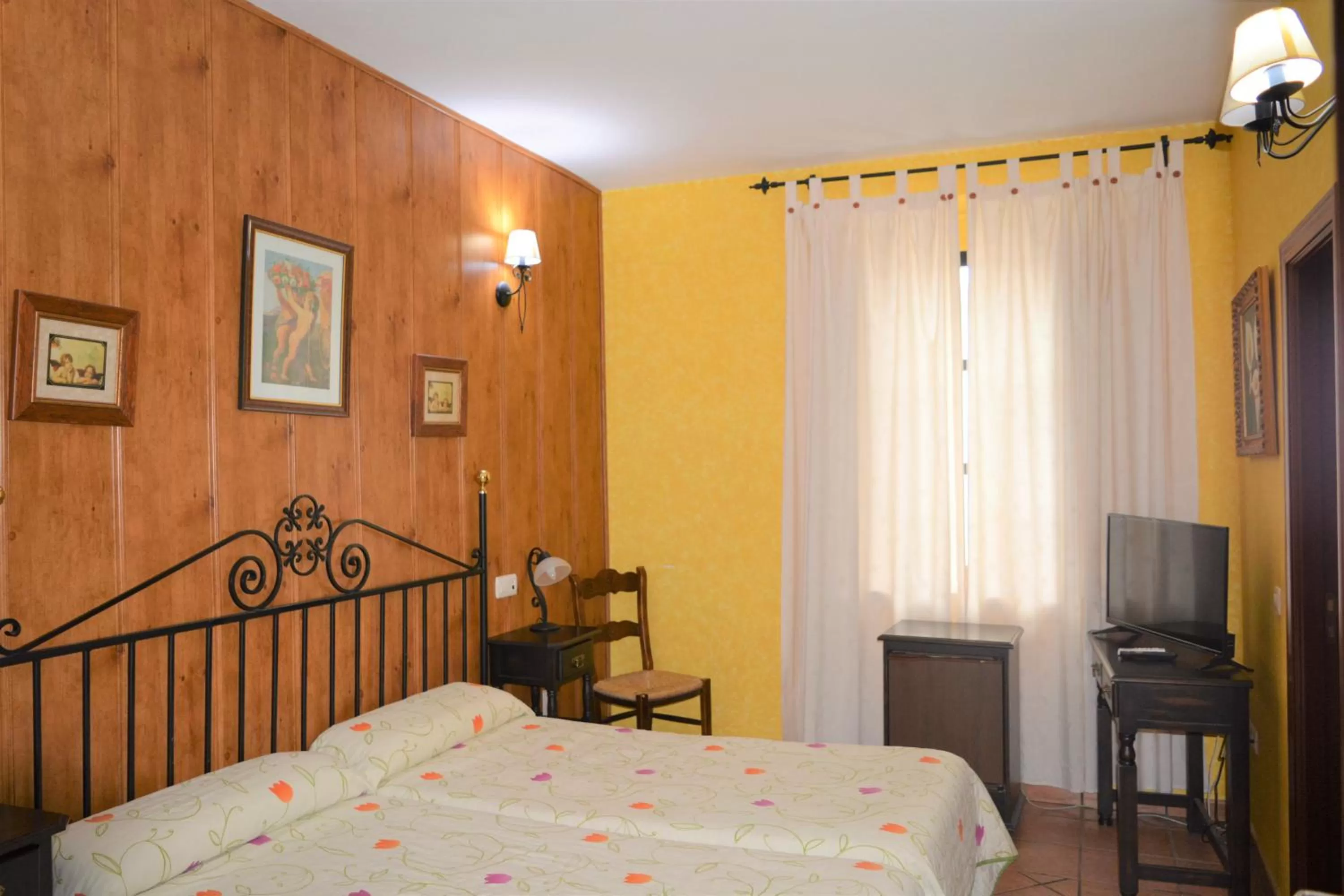 Photo of the whole room, Bed in Hospedium Hotel Rural Soterraña