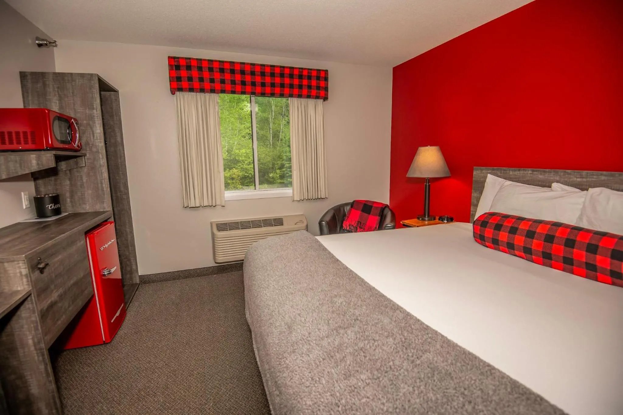 Bedroom, Bed in Mountain Inn at Lutsen