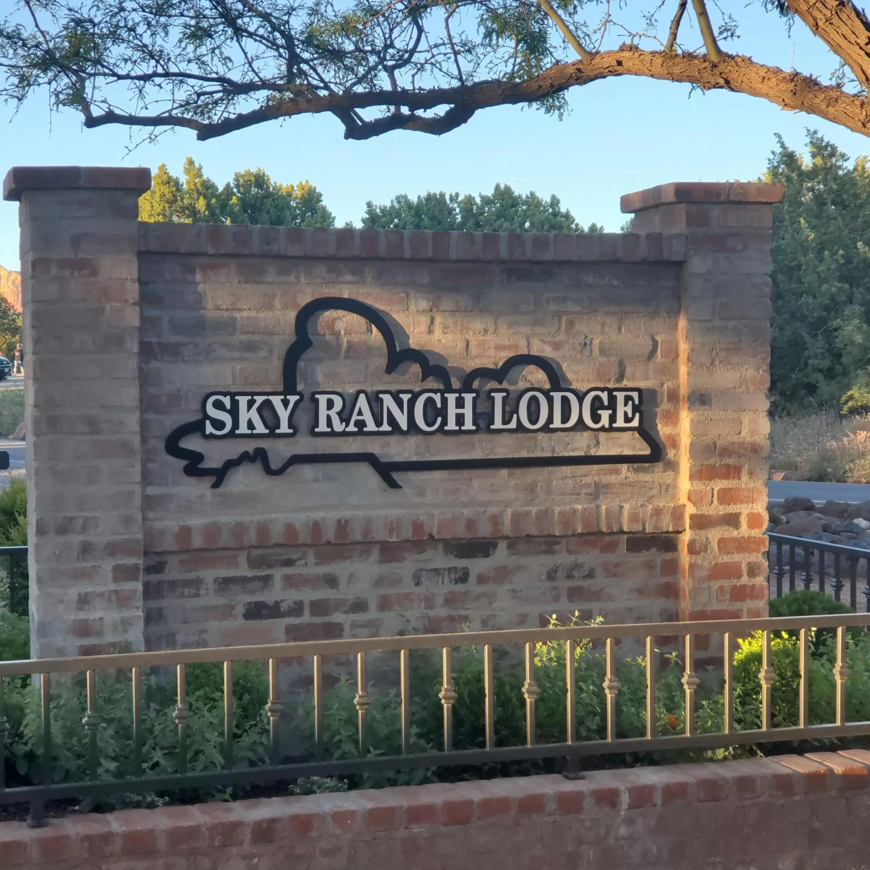 Facade/entrance in Sky Ranch Lodge