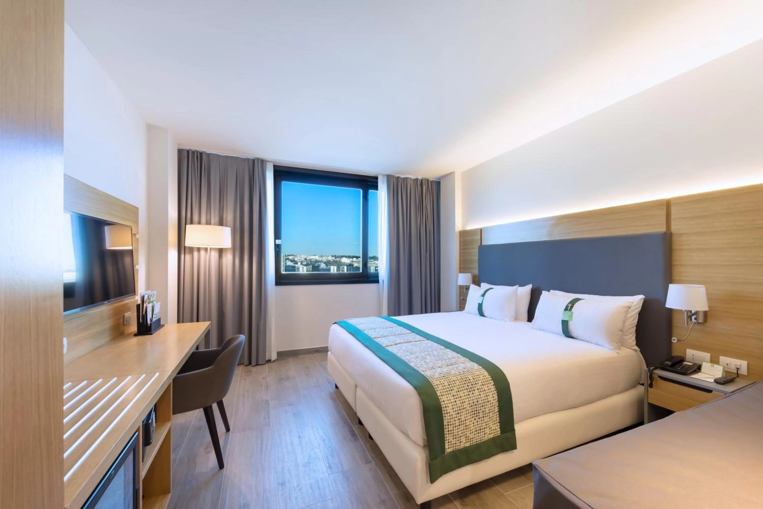 Photo of the whole room, Bed in Holiday Inn Naples by IHG