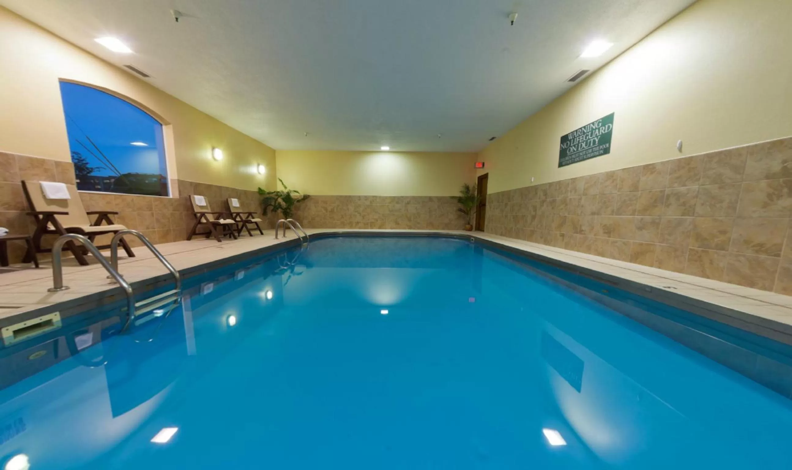 Swimming pool in Country Inn & Suites by Radisson, Sioux Falls