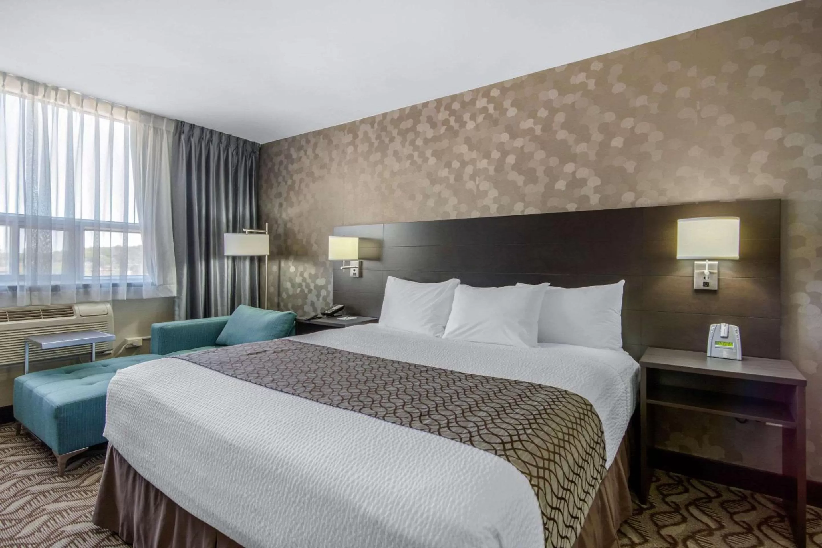 Photo of the whole room, Bed in Clarion Hotel