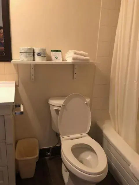 Studio King Suite- Non-Smoking in Thriftlodge Edmonton Studio King Suite- Non-Smoking in Thriftlodge Edmonton