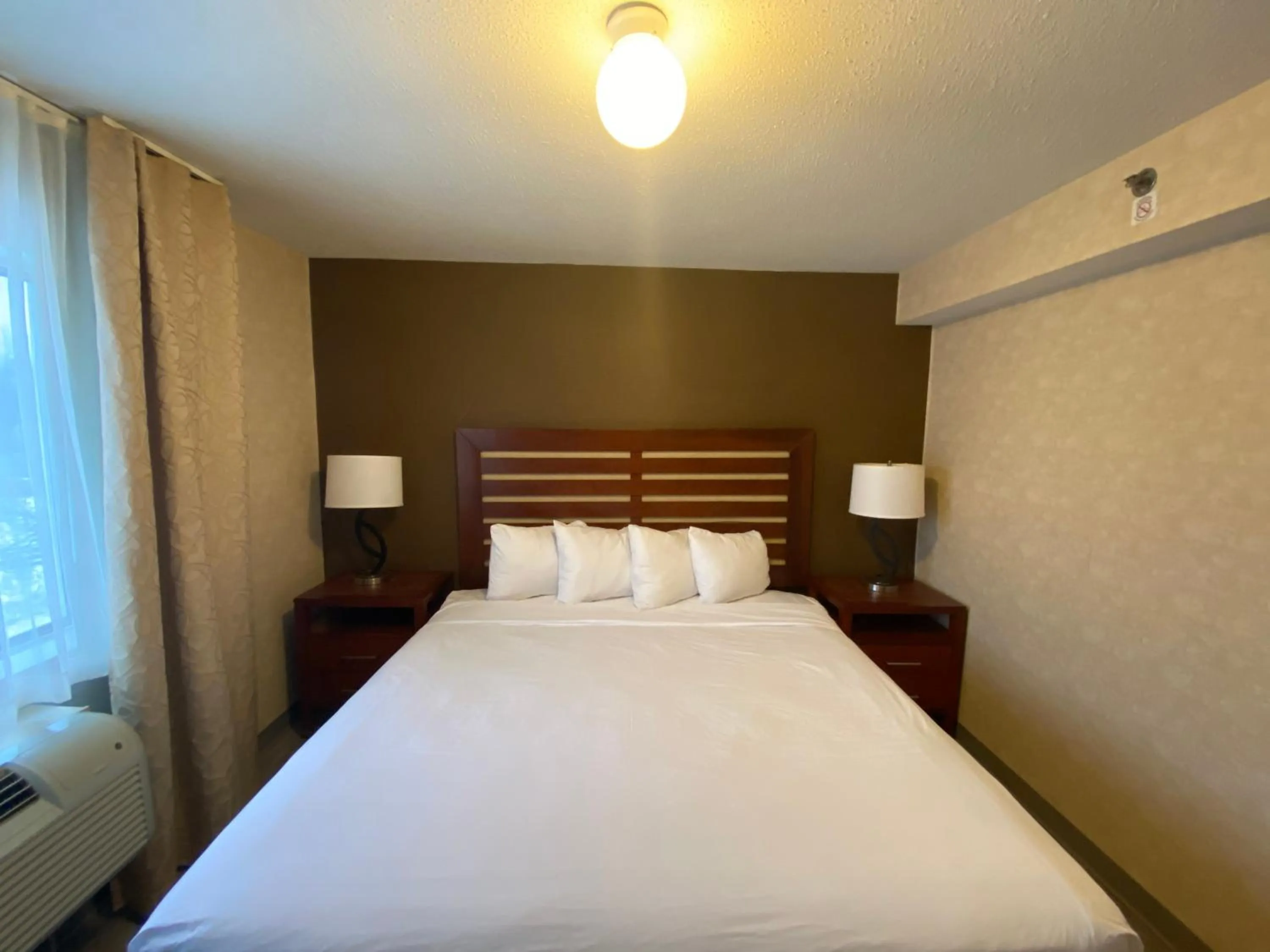 Bed in Wyndham Garden Grand Rapids Airport