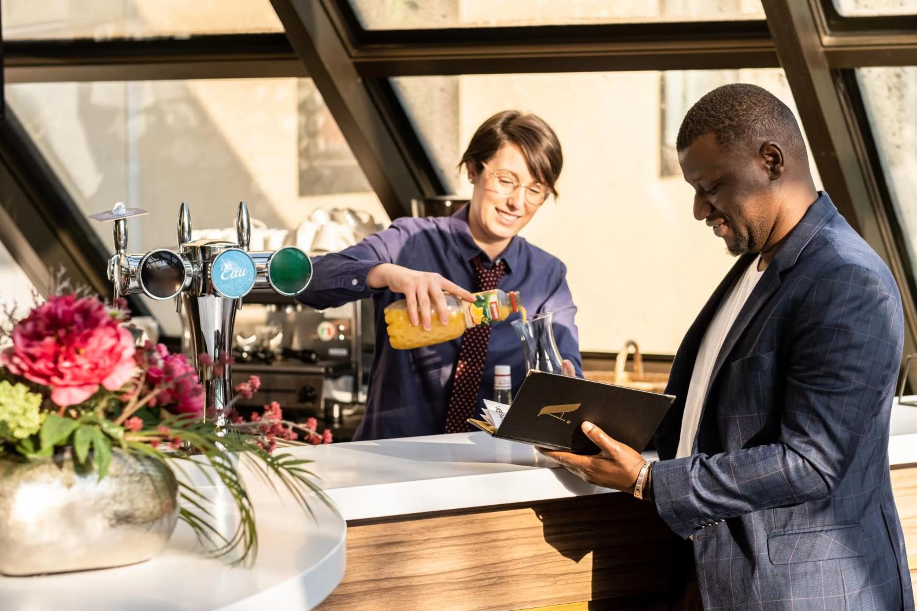 Lounge or bar in Mercure Tours Sud