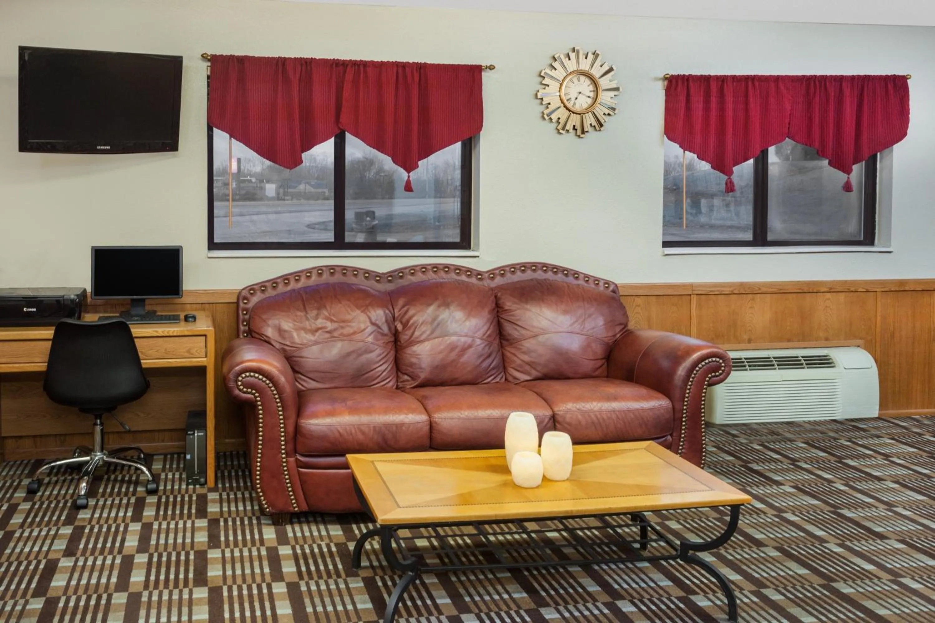 Evening entertainment in Super 8 by Wyndham Muscatine