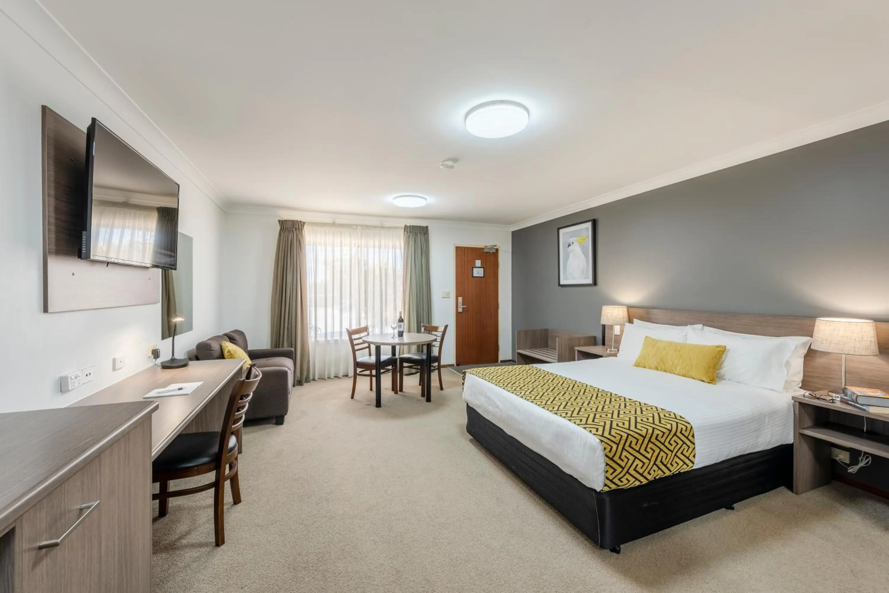 Photo of the whole room, Bed in Best Western Plus Ambassador Orange