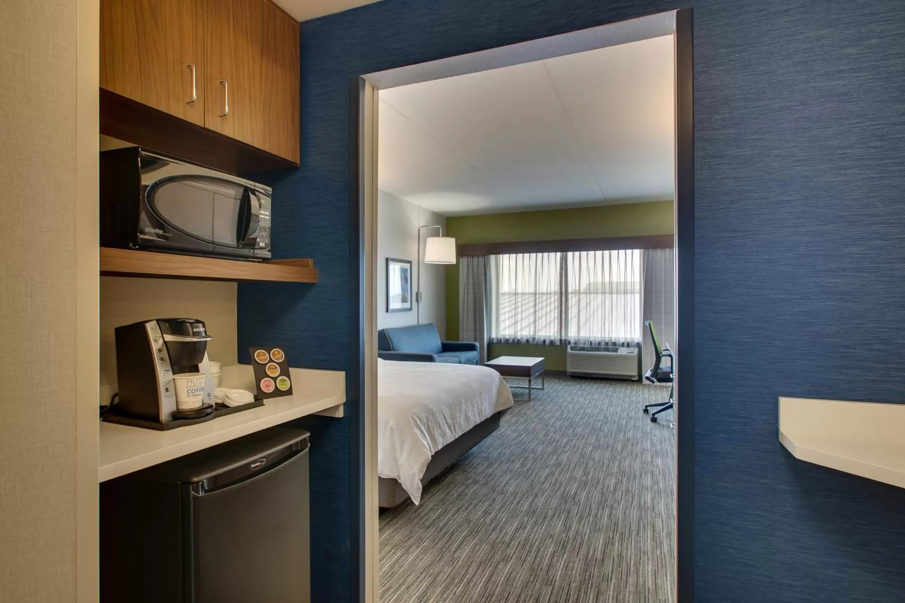 King Suite with Sofa Bed in Holiday Inn Express & Suites Findlay North, an IHG Hotel King Suite with Sofa Bed in Holiday Inn Express & Suites Findlay North, an IHG Hotel