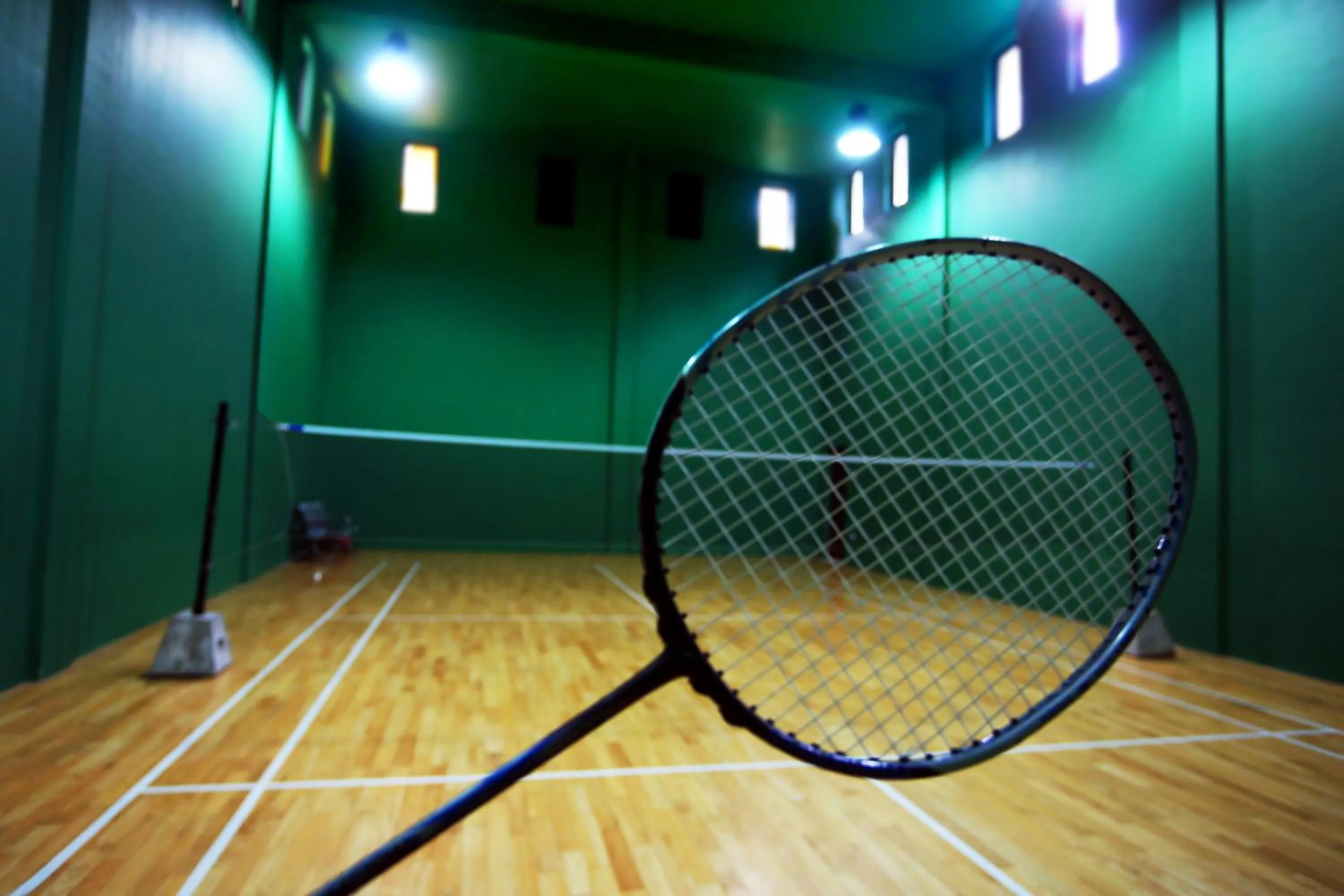 Tennis court in Randholee Resort & Spa