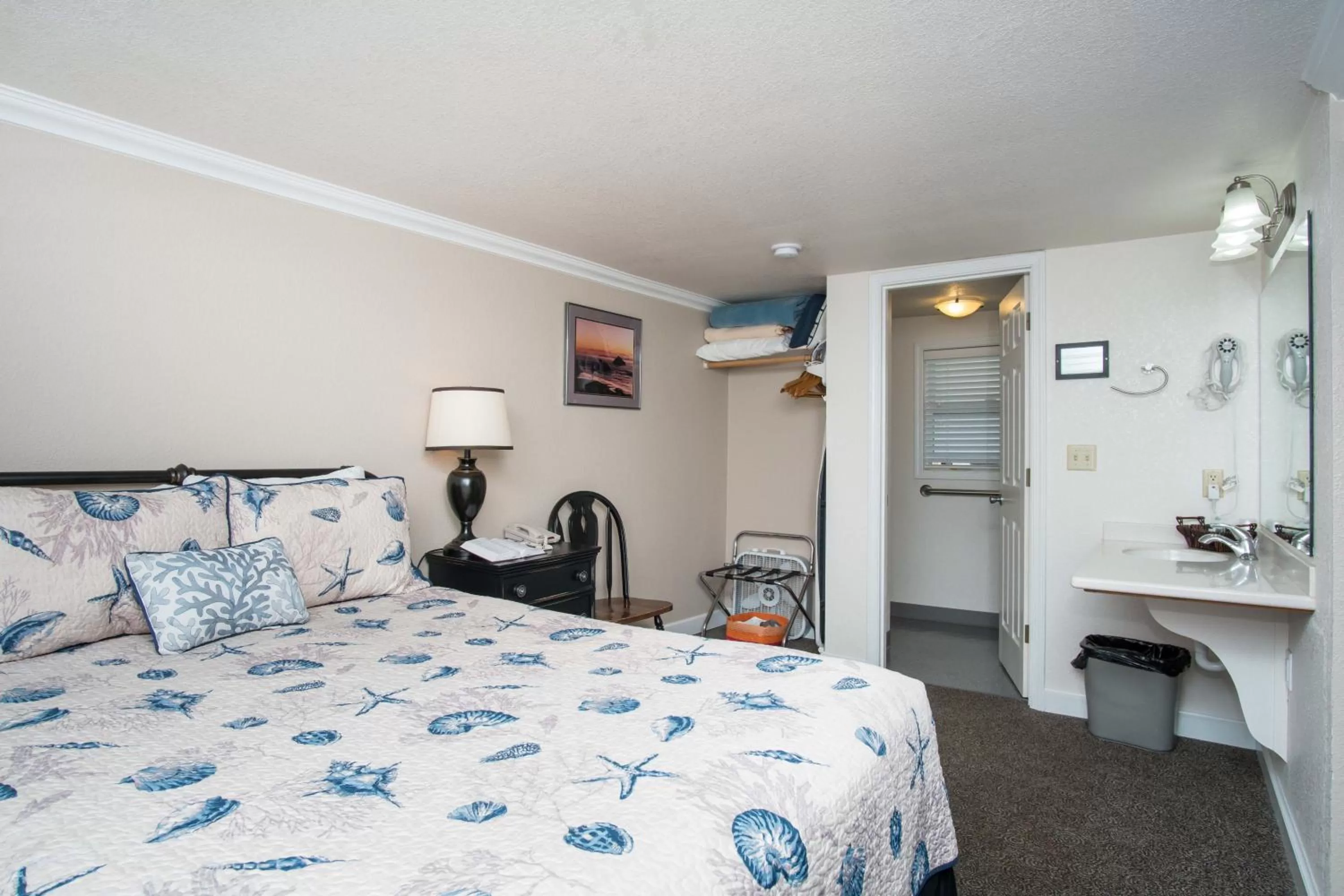 Bed in Ecola Creek Lodge