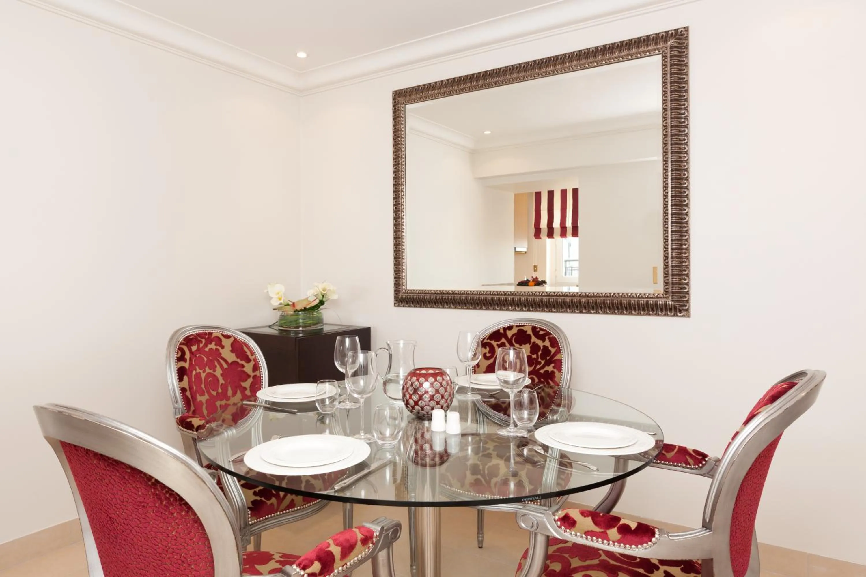 Dining area in Majestic Hotel Spa - Champs Elysées
