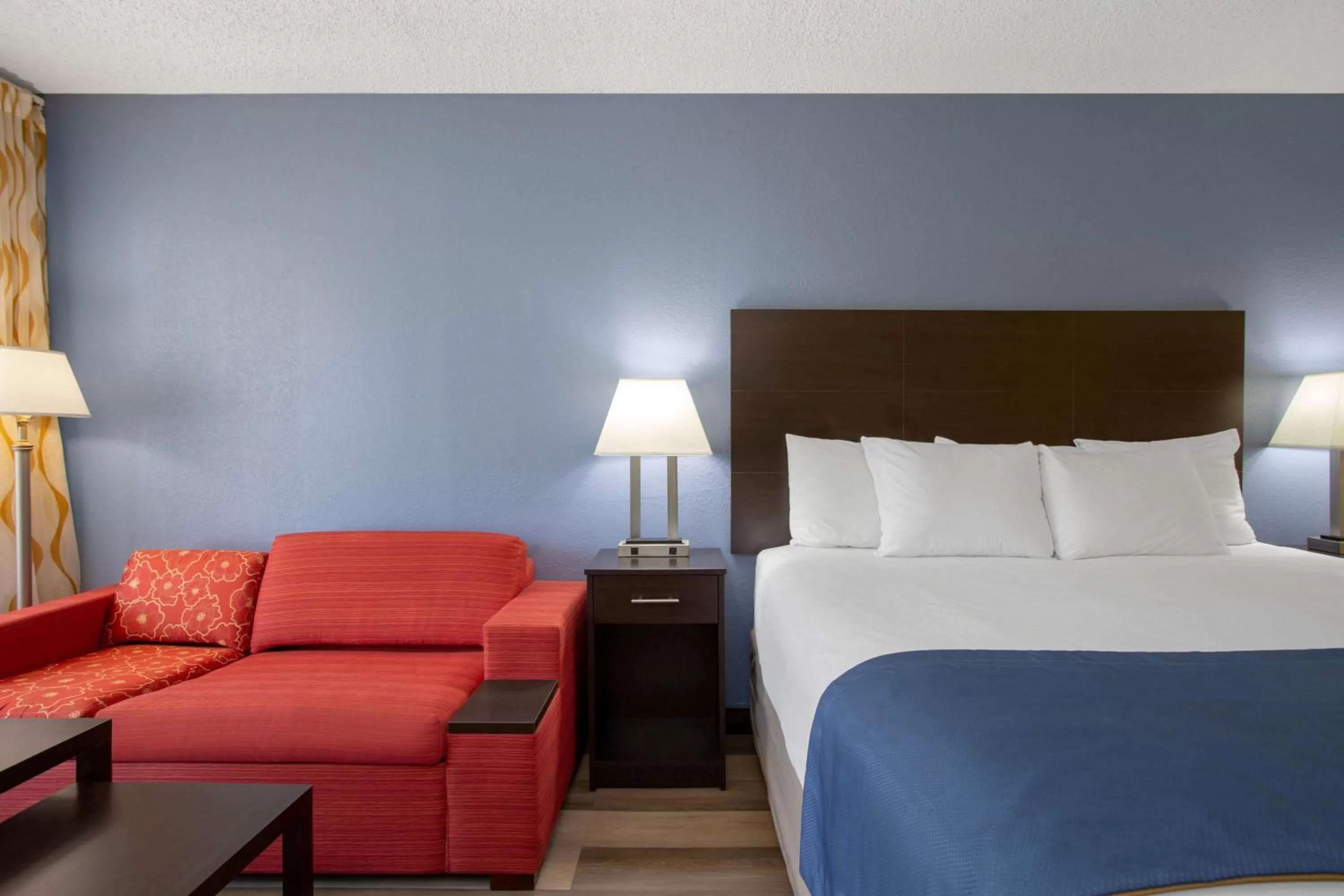 Photo of the whole room, Bed in Days Inn by Wyndham Greensboro Airport