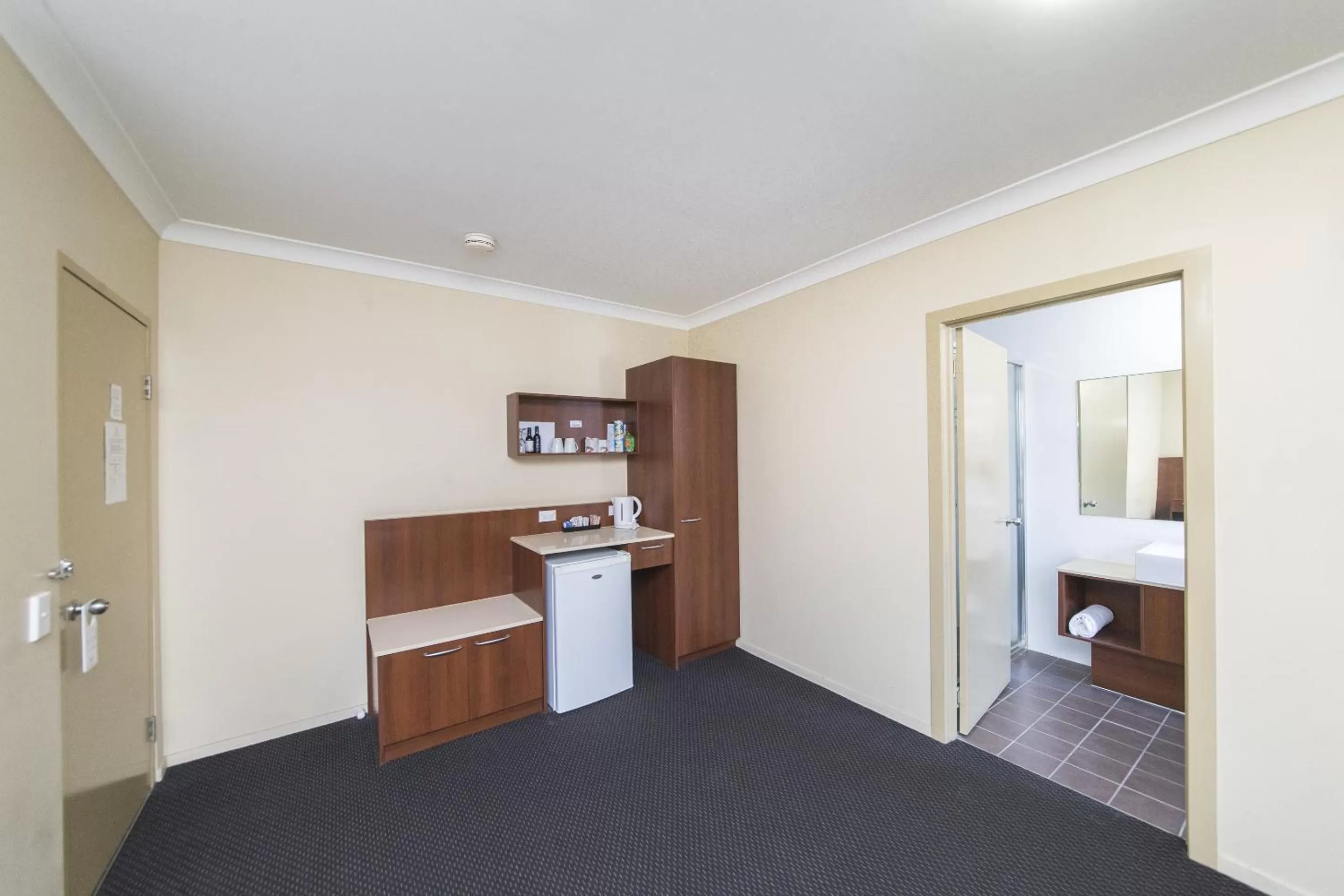 Coffee/tea facilities in Rocky Resort Motor Inn