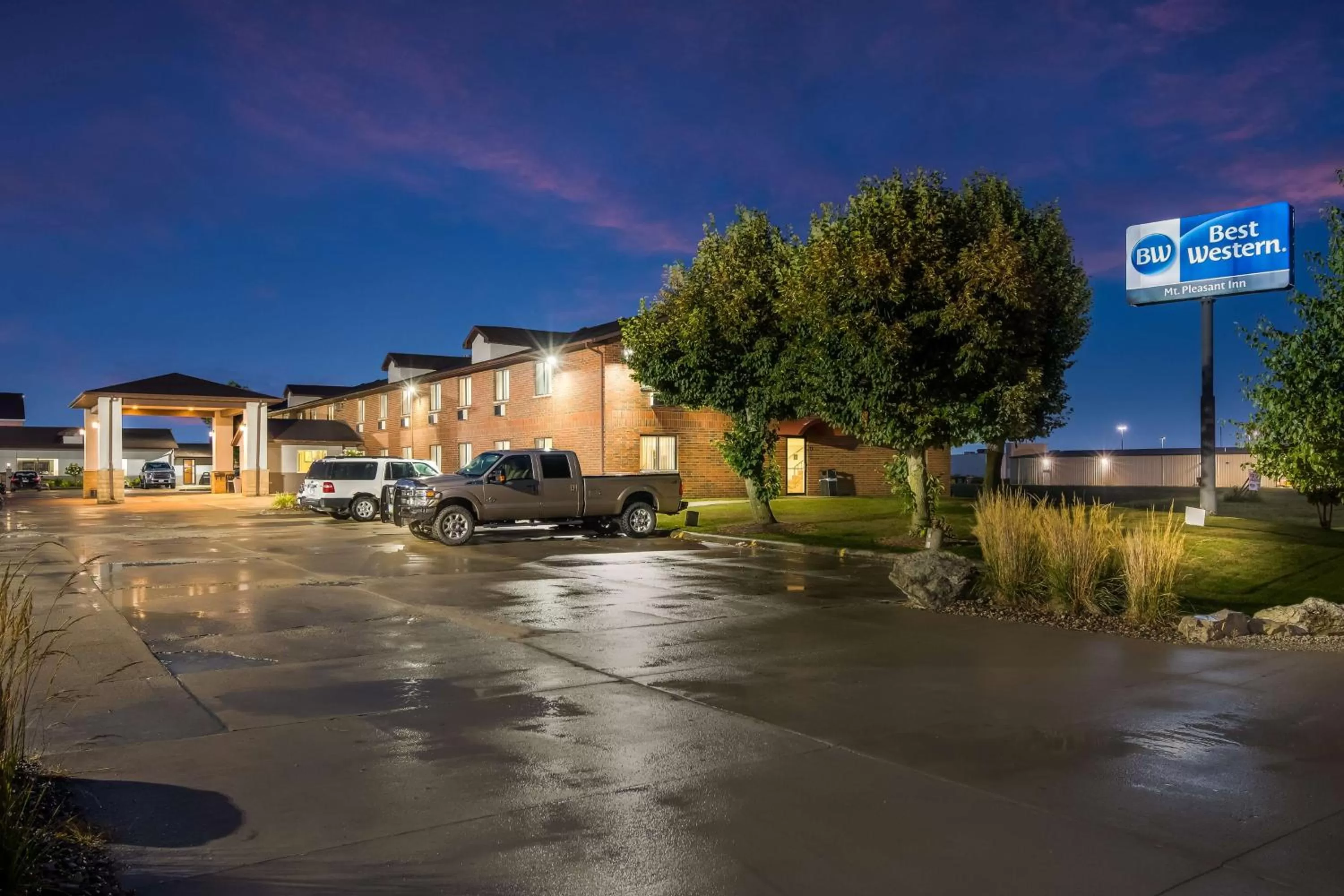 Property building in Best Western Mount Pleasant Inn