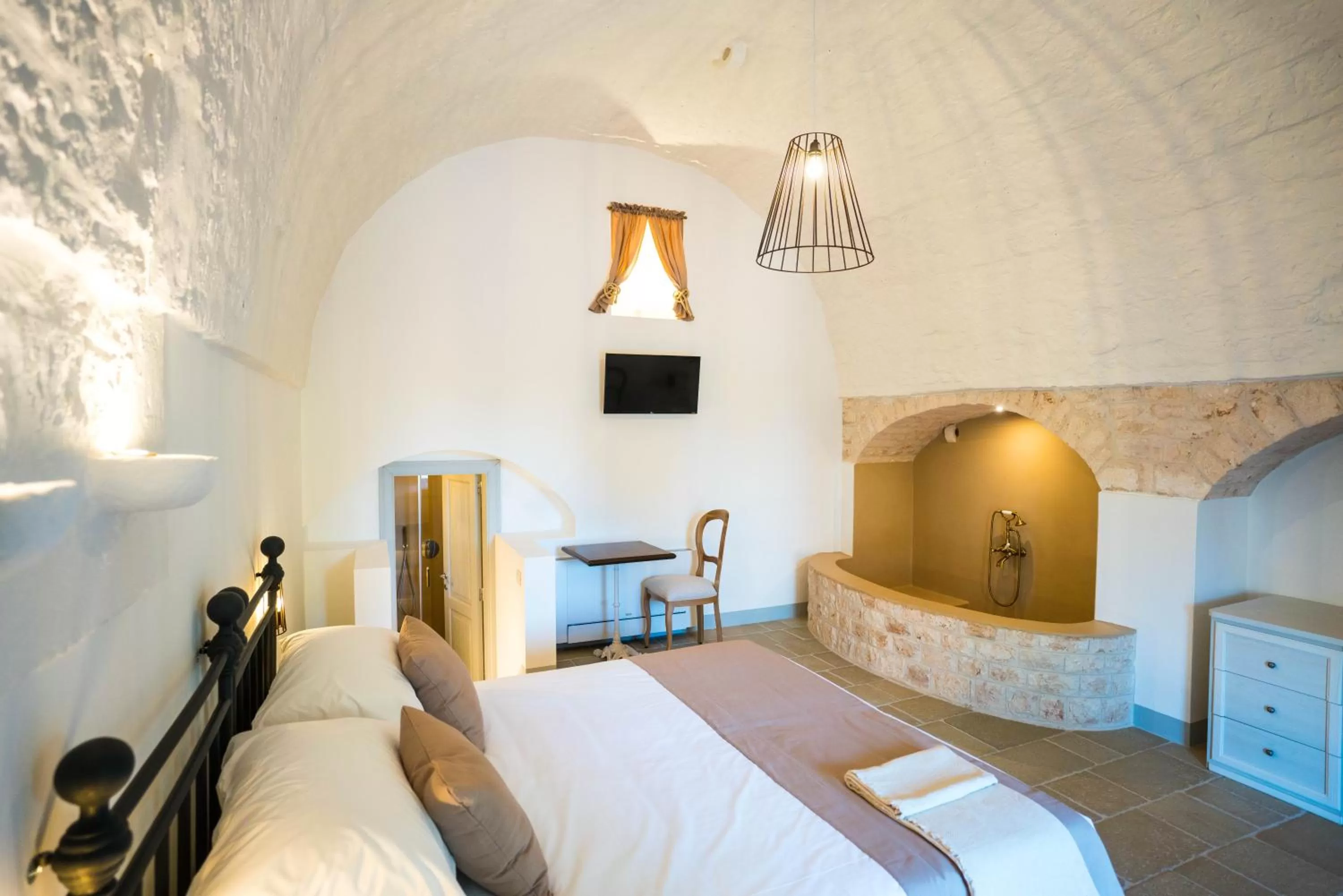 Bathroom, Bed in Borgo Cozzana