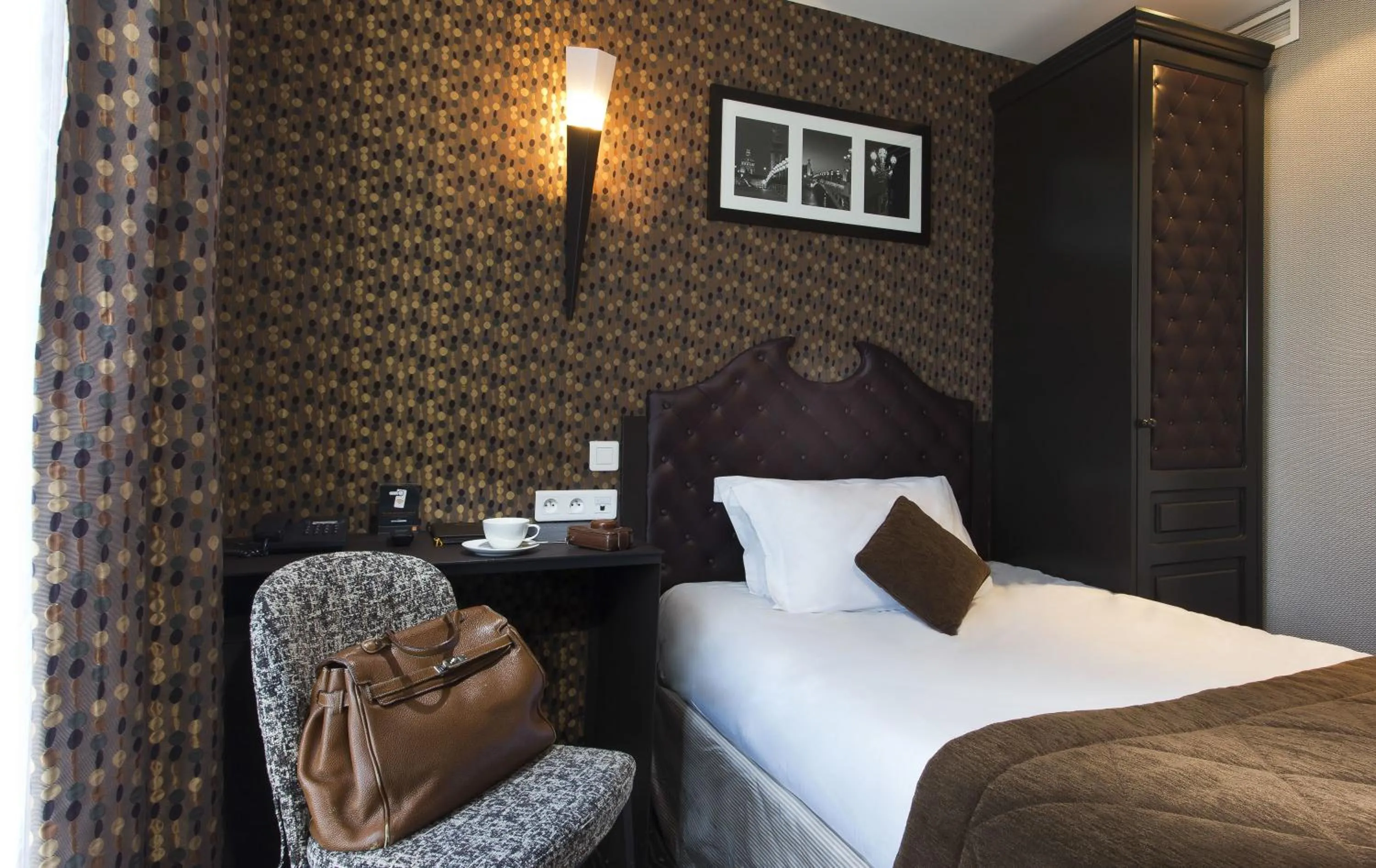 Photo of the whole room, Bed in Hôtel Du Prince Eugène